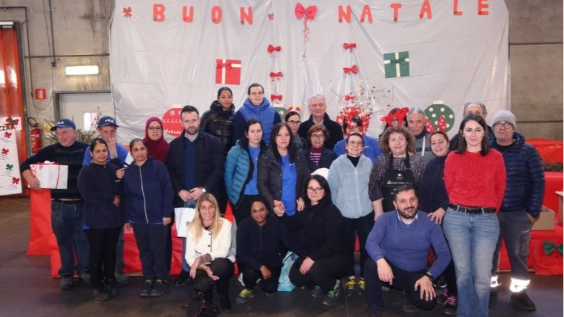Foto di gruppo al pranzo multietnico della cooperativa San Martino