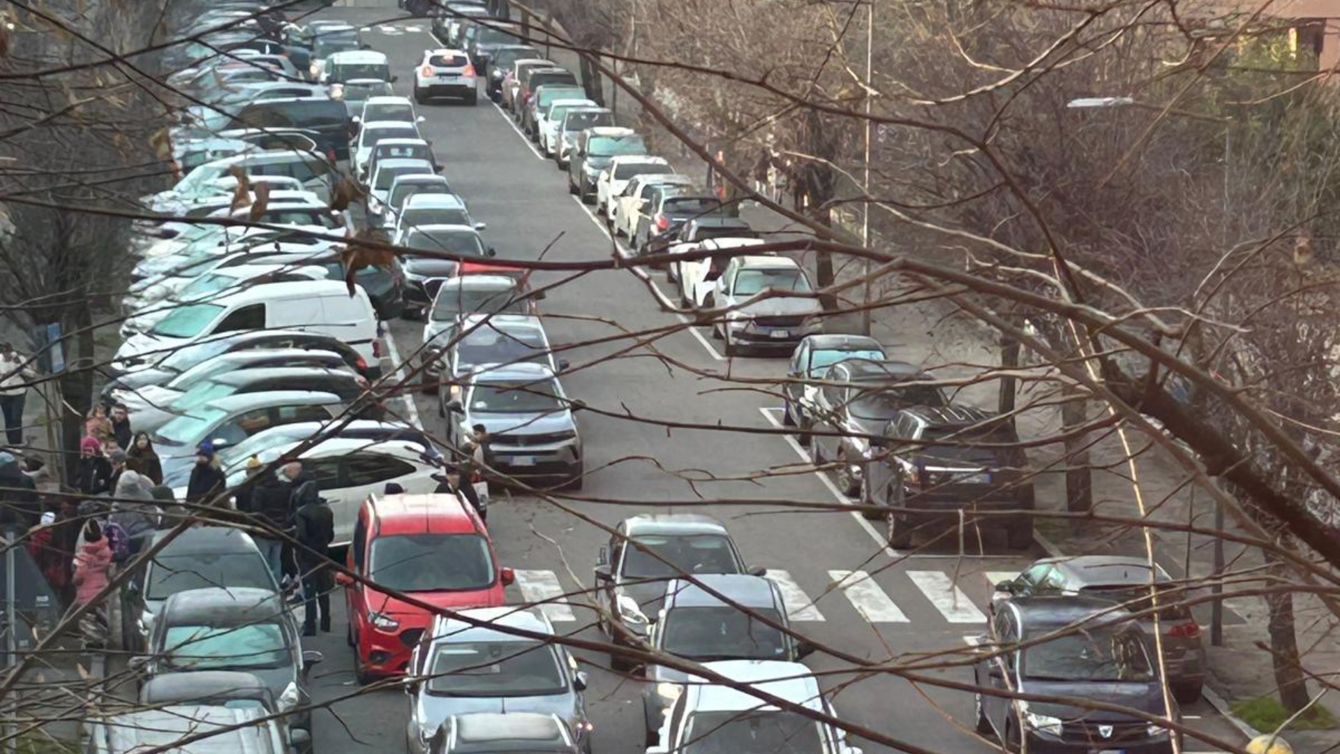 Entra-esci dalle scuole ed è caos sulle strade: il Comune pensa anche a isole pedonali