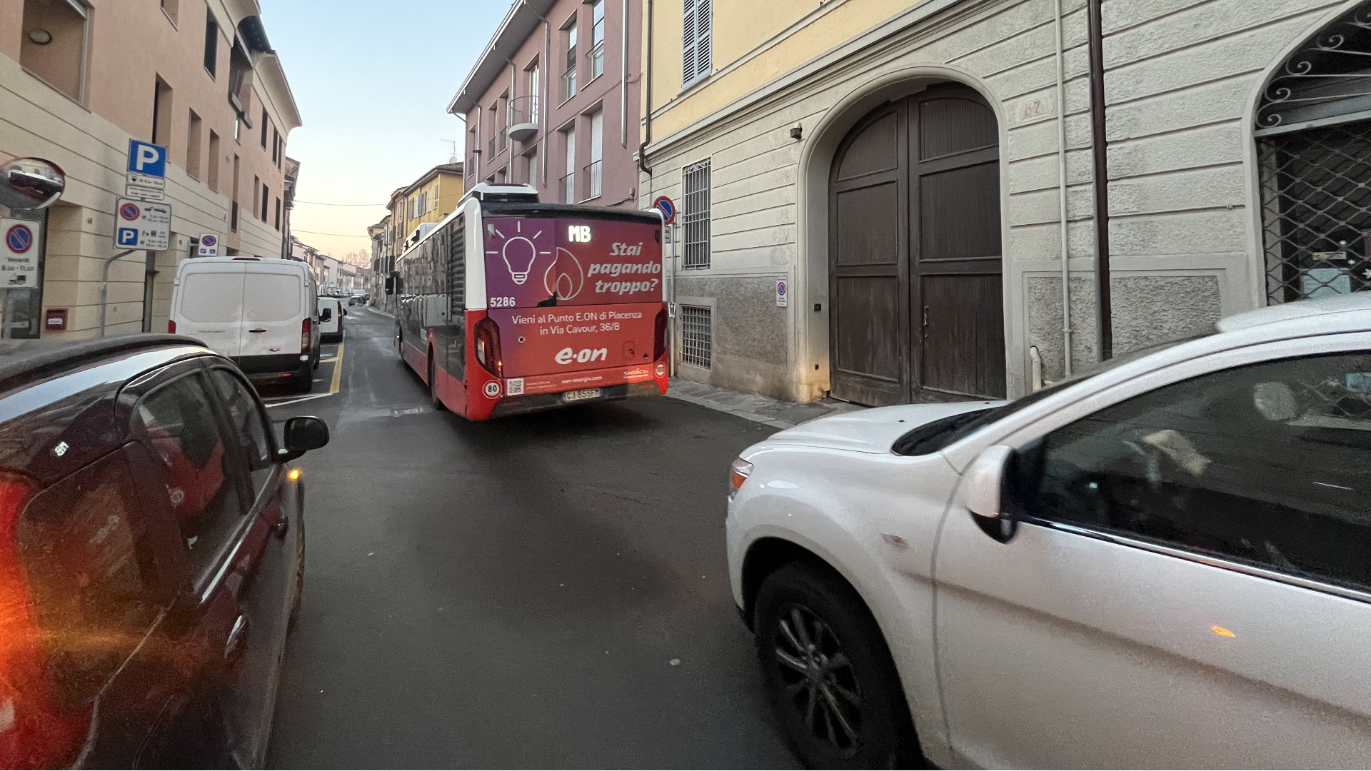 Il bus MB che transita in via Borghetto - © Libertà/Elisabetta Paraboschi