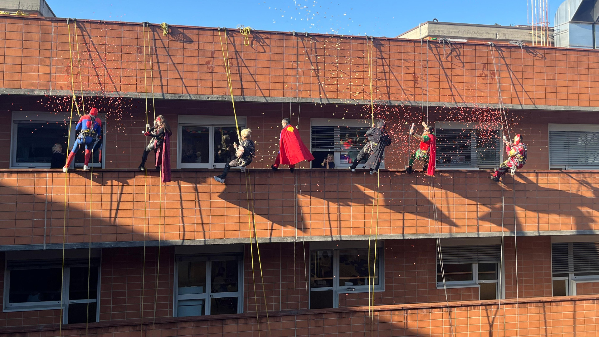 I supereroi acrobatici in azione all'ospedale - © Libertà/Elisabetta Paraboschi