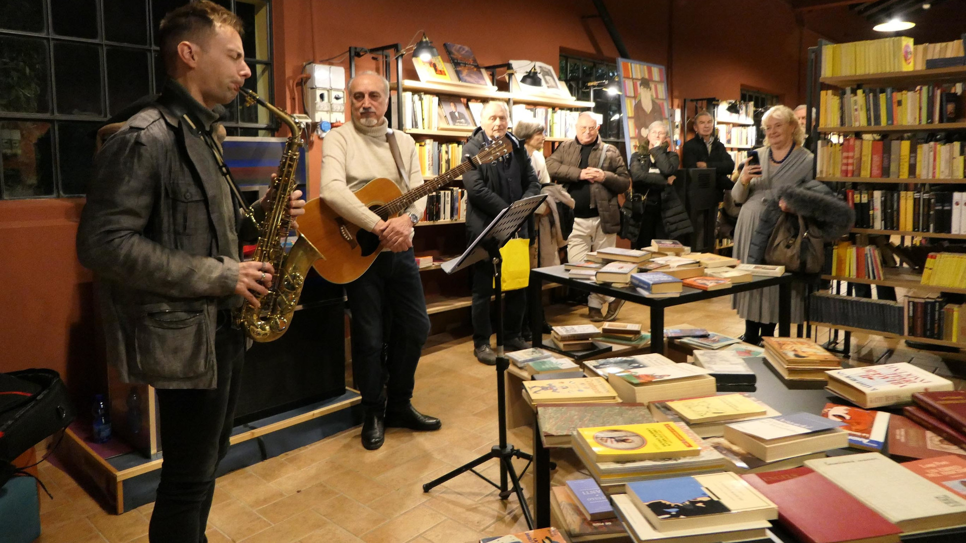 La session di improvvisazioni con il sax di Mattia Cigalini, le ballate in dialetto di Mario Schiavi e Milly Morsia - © Libertà/Massimo Bersani