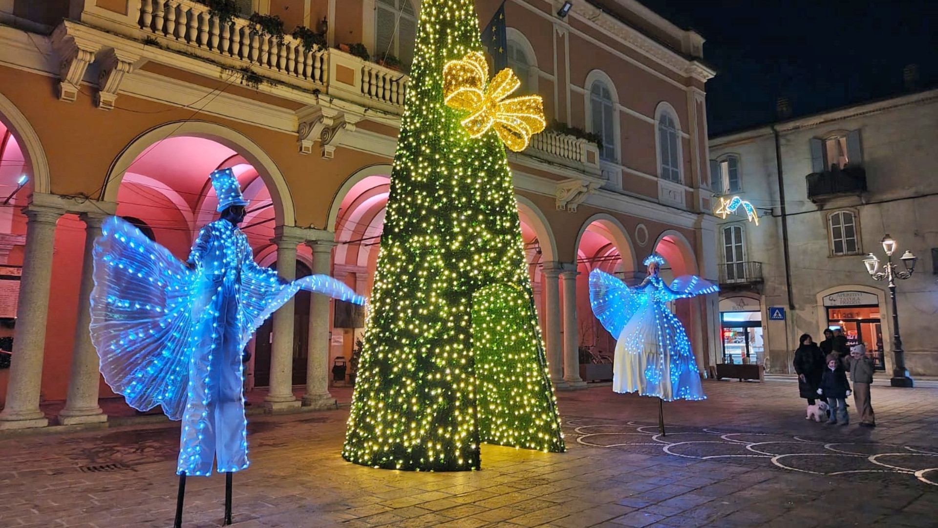 L'albero di Natale in piazza XX Settembre a Castel San Giovanni