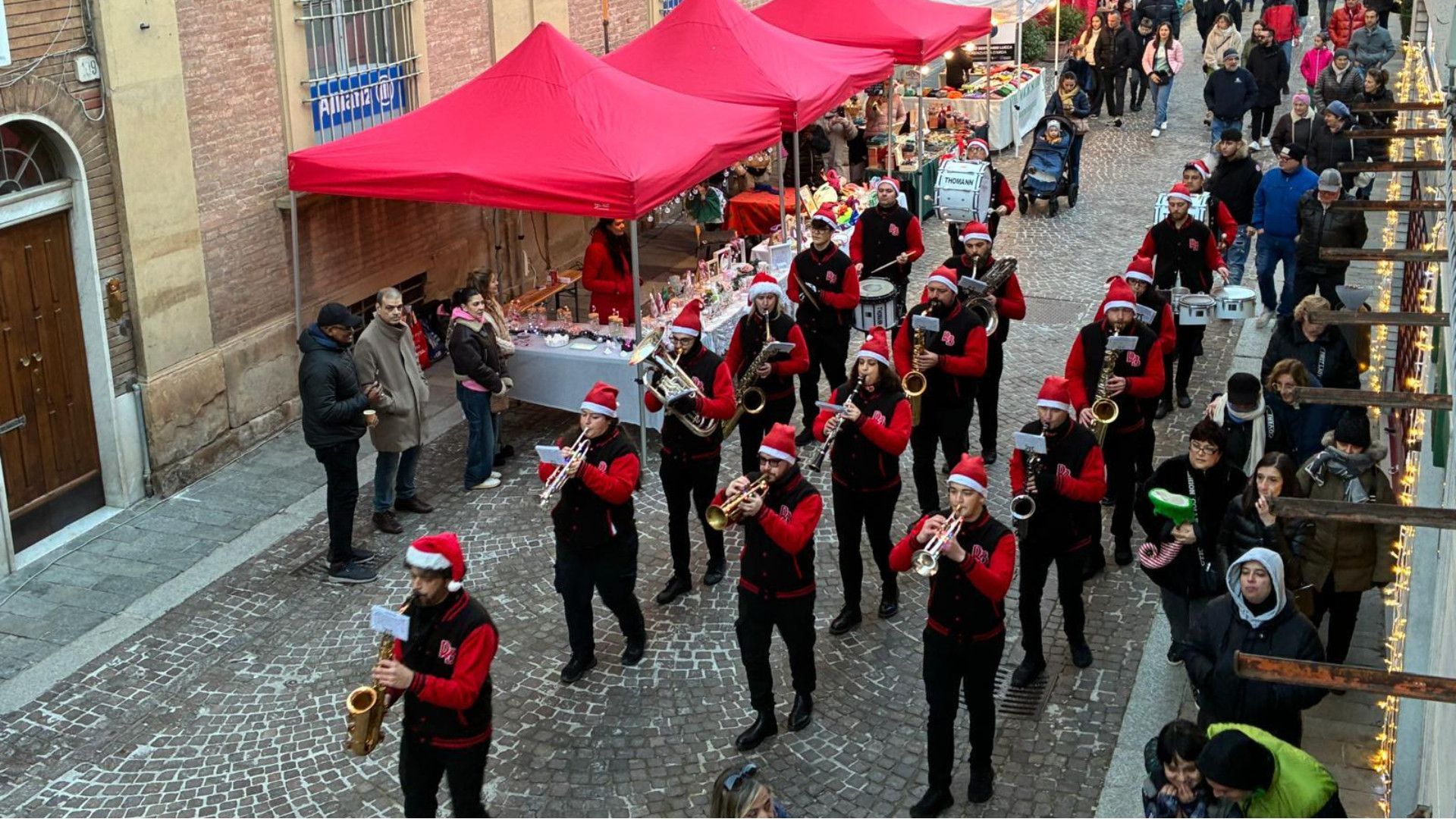 Il centro di Fiorenzuola animato ieri dalla musica e dai mercatini natalizi - © Libertà/Manrico Lamur