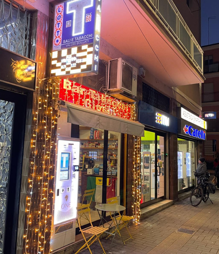 In fuga con un furgone dell'immondizia dopo la rapina al bar tabaccheria