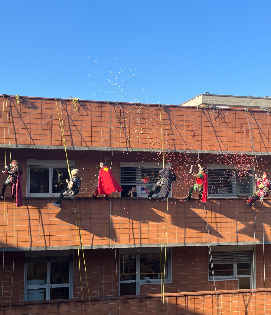 Piacenza, i supereroi scendono dal tetto dell’ospedale per i piccoli ricoverati