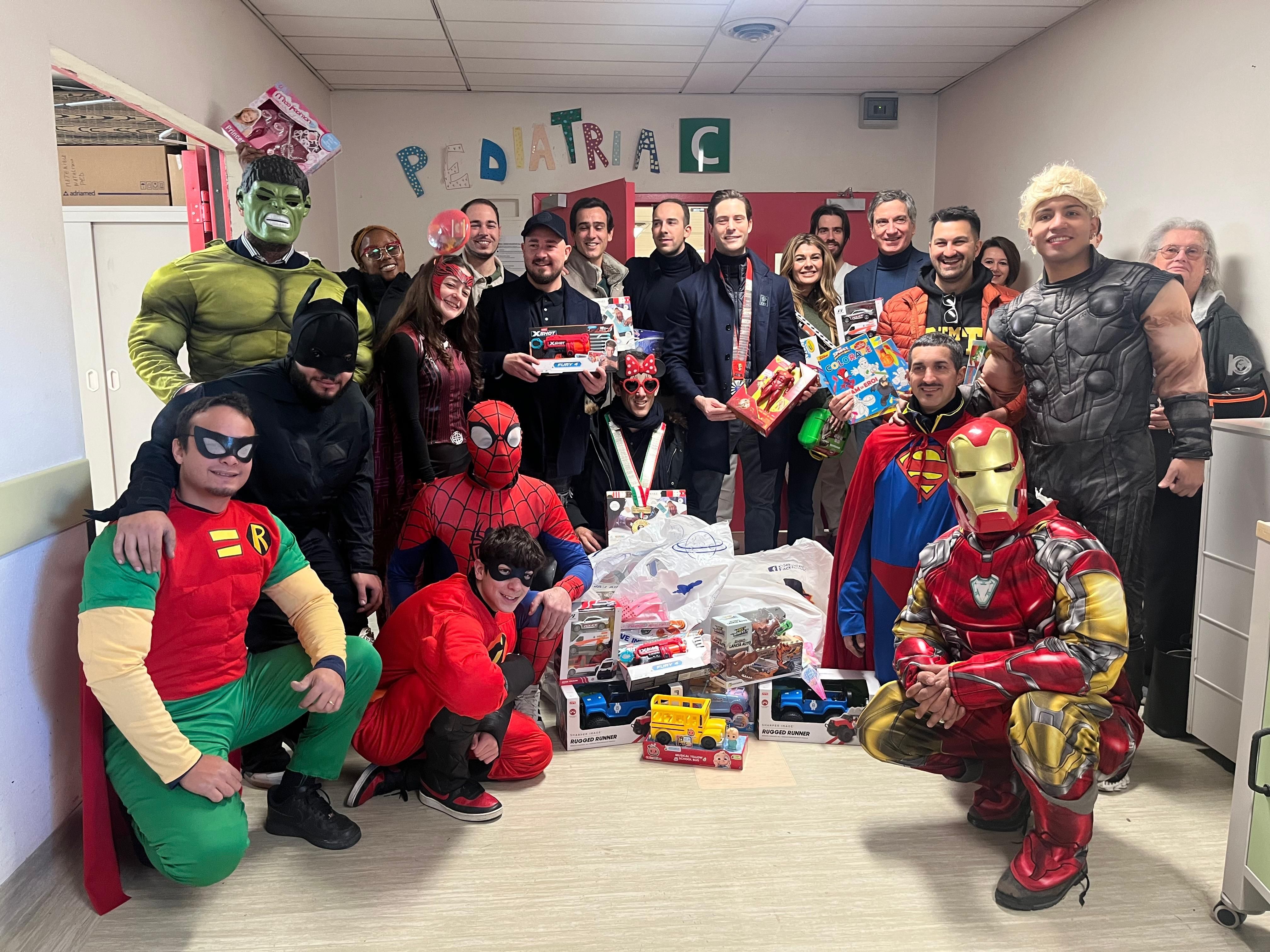 Li hanno guardati come se fossero un miracolo piovuto dal cielo. Ed effettivamente Enrico e i suoi amici si sono calati dal tetto dell'ospedale di Piacenza, con un salto veloce hanno scavalcato la ringhiera di mattoni del balcone e sono entrati in reparto. Con le maschere da Hulk, Batman, Robin, Superman, Ironman, Spiderman hanno salutato i bambini accorsi nello spazio giochi e anche quelli che, per l'influenza, non hanno potuto abbandonare le loro stanze. Attualmente sono una dozzina i piccoli ricoverati dell'unita operativa di Pediatria e neonatologia del