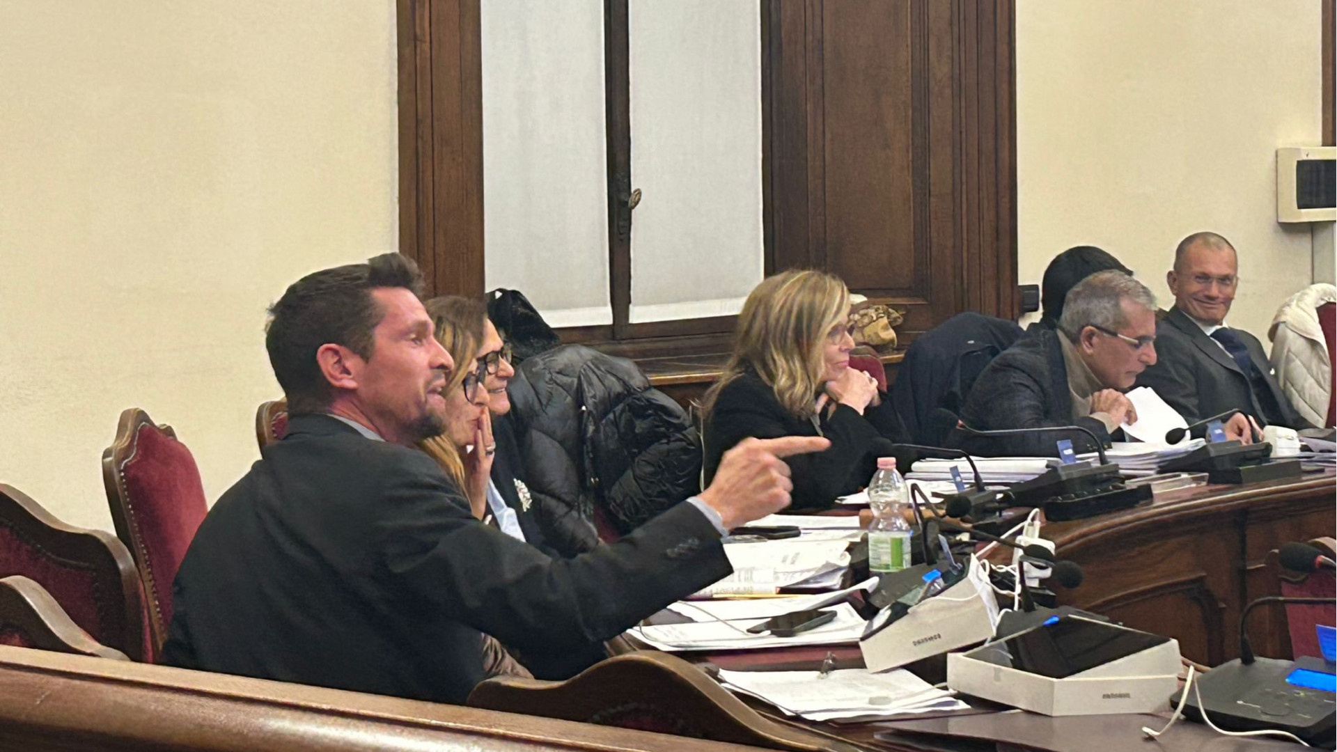 Bagarre in consiglio. Centrodestra: «Vergogna, maggioranza fascista»