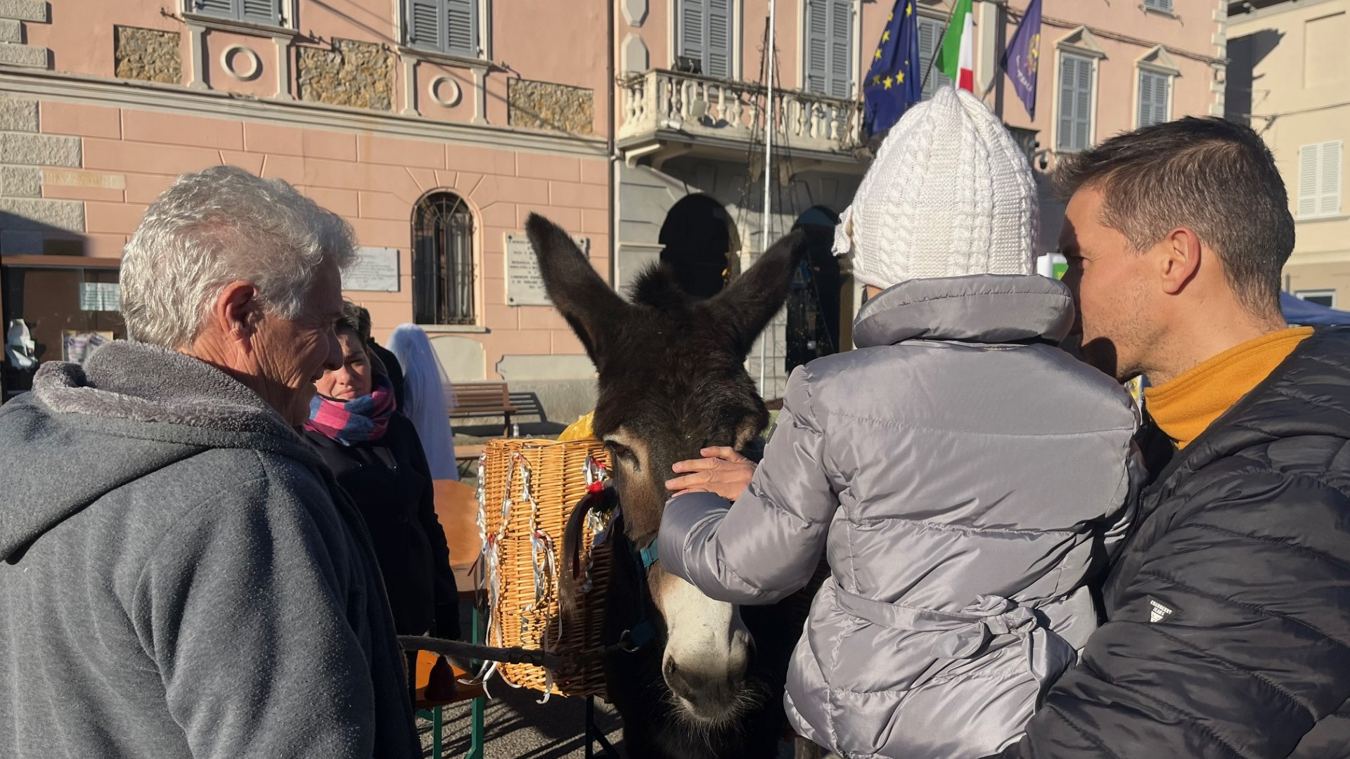 L'arrivo di Santa Lucia e l'asinello che ha emozionato decine di bambini e bambine- © Libertà