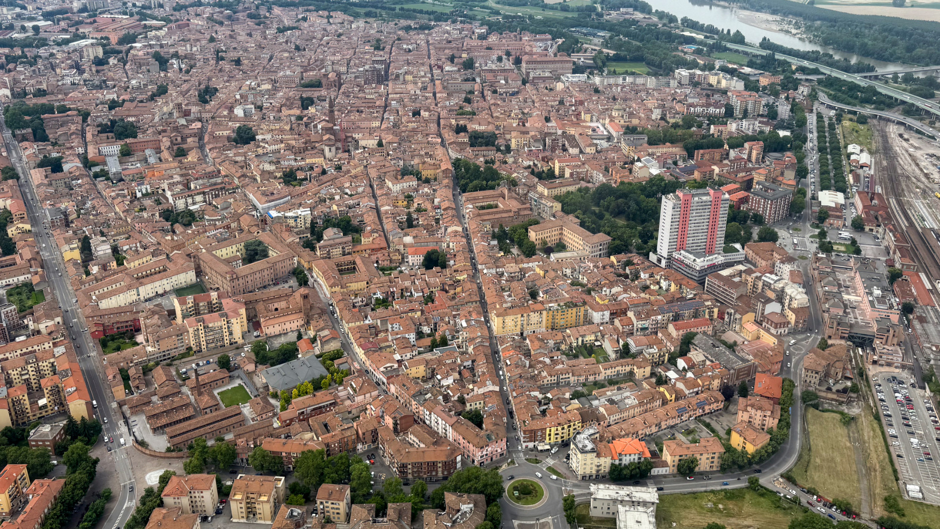 Cresce la popolazione a Piacenza, sempre meno giovani e più anziani