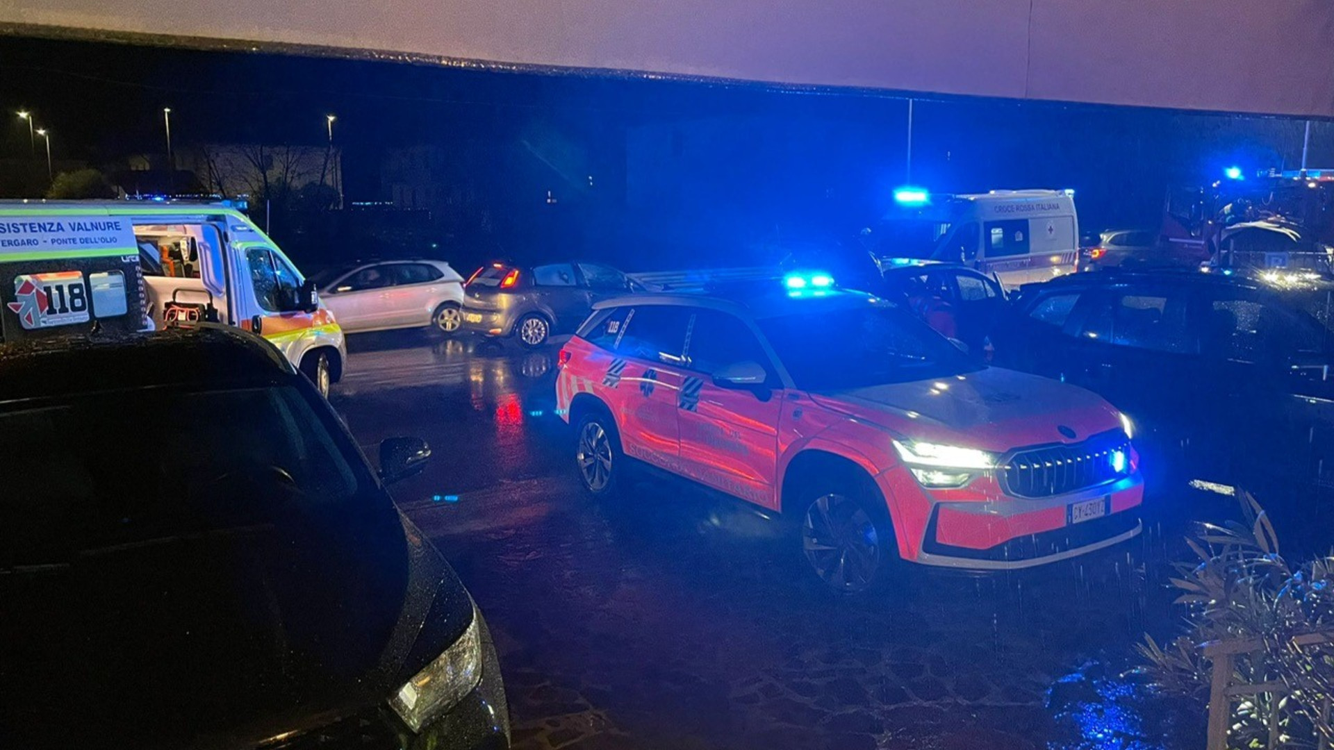 Auto parcheggiata travolta a Settima, vigili del fuoco in azione