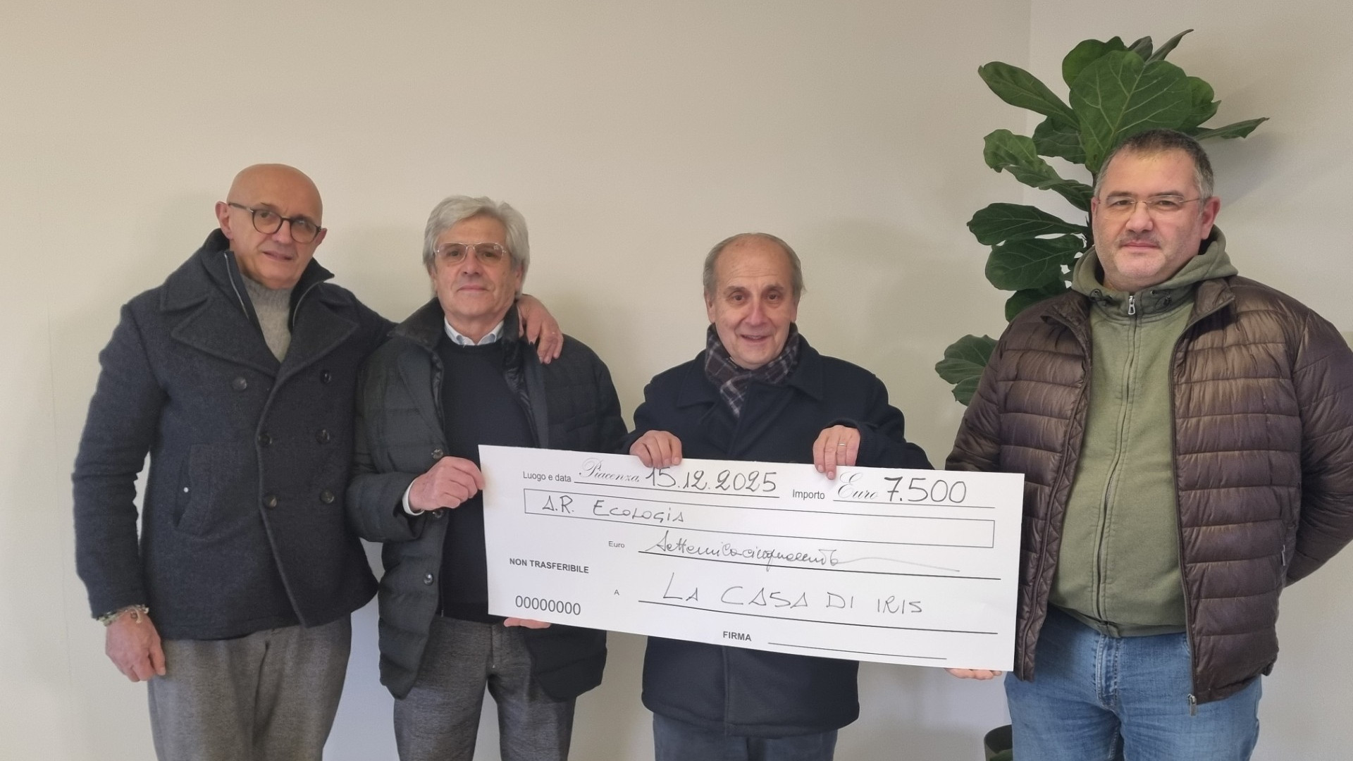 L’assegno con la somma raccolta per beneficenza- © Libertà