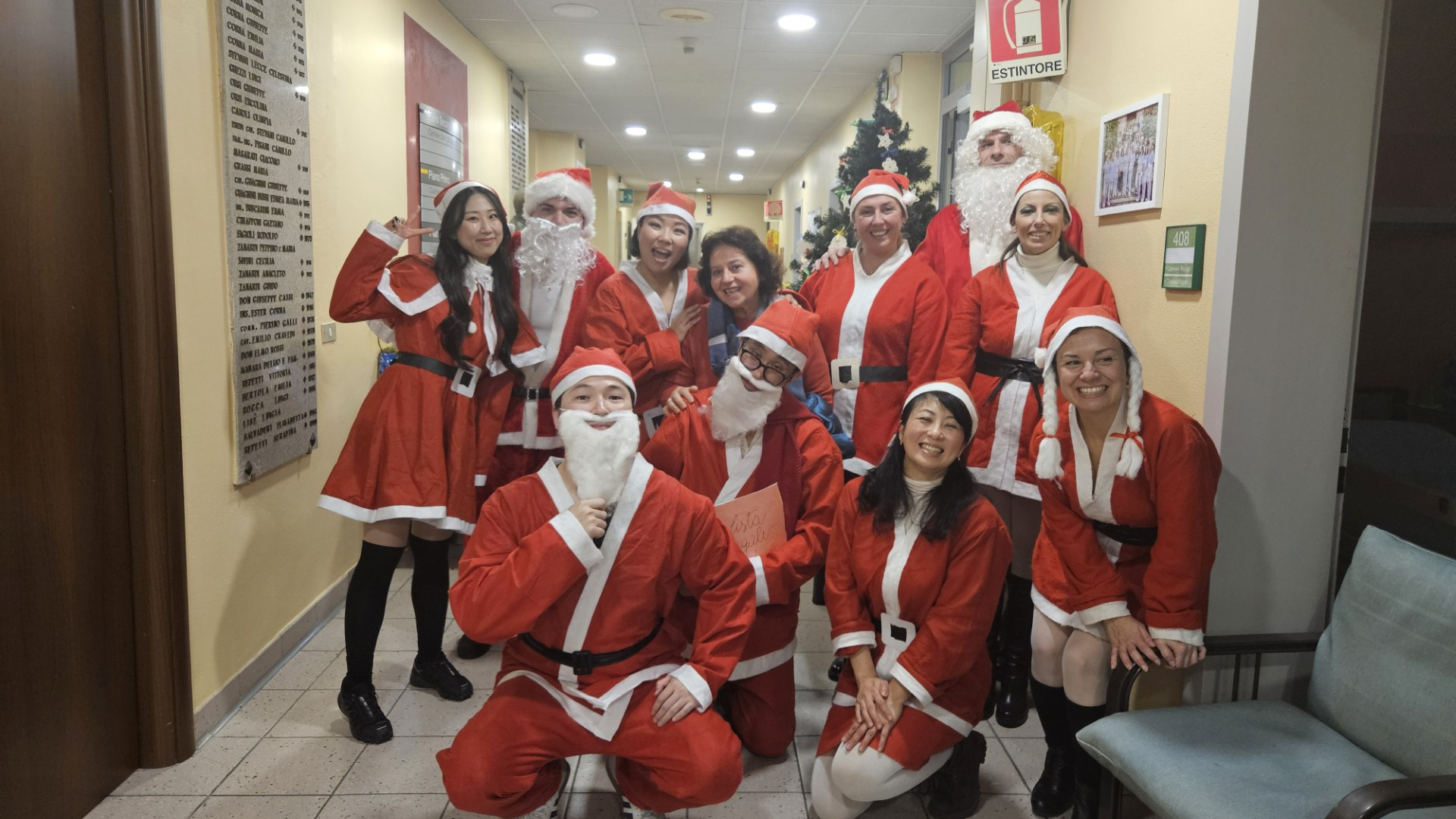 Babbi Natale cantanti nella casa protetta di Pianello
