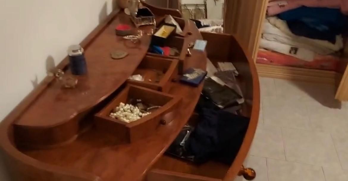 I malviventi hanno frugato dappertutto