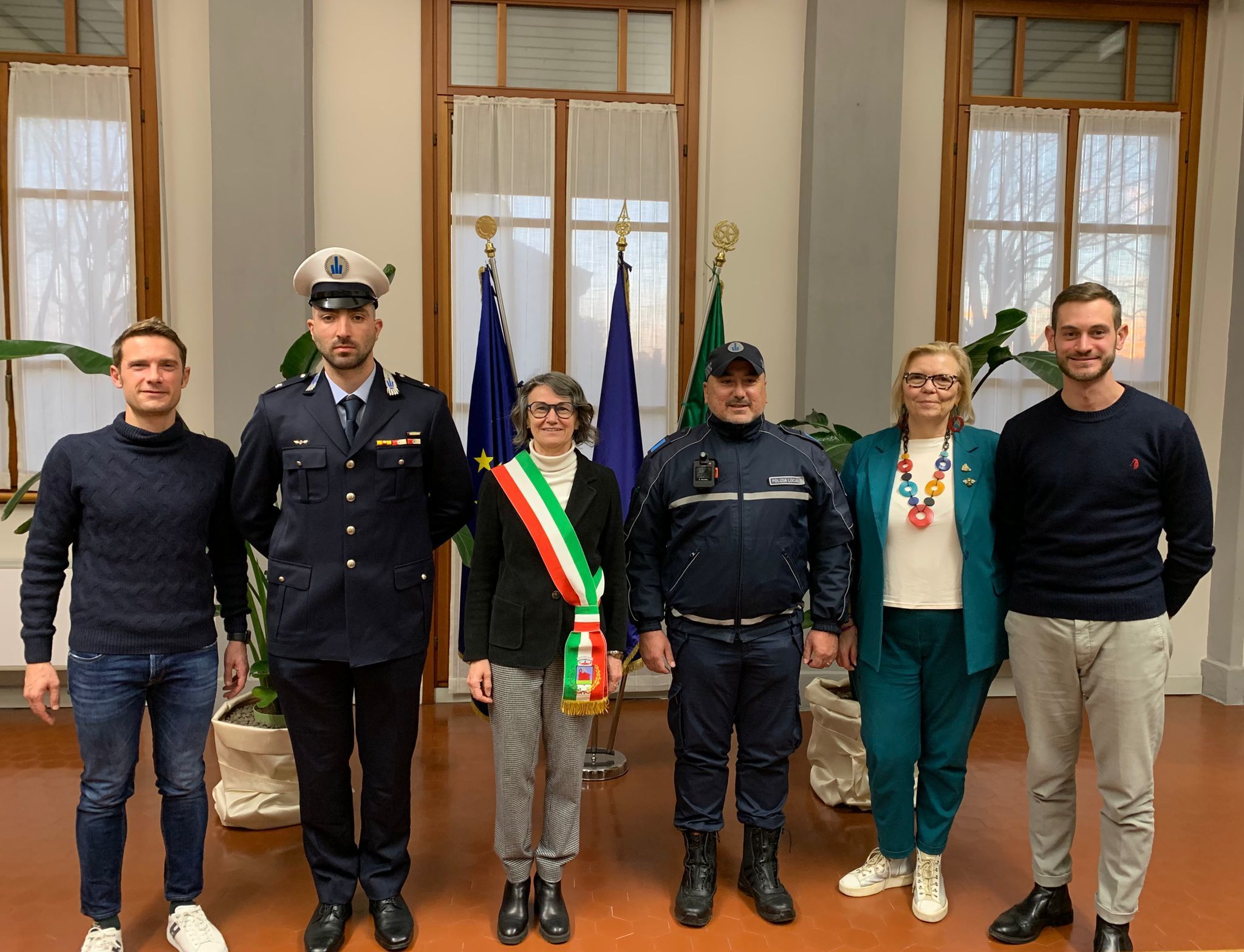 L'assessore comunale di Cadeo Federico Francia, il nuovo comandante della polizia municipale di Cadeo Orfeo Rollo, la sindaca Marica Toma, l'agente Paolo Perazzi, la vicesindaca Donatella Amici e l'assessore Davide Pappalardo&nbsp; - © Libertà/Valentina Paderni