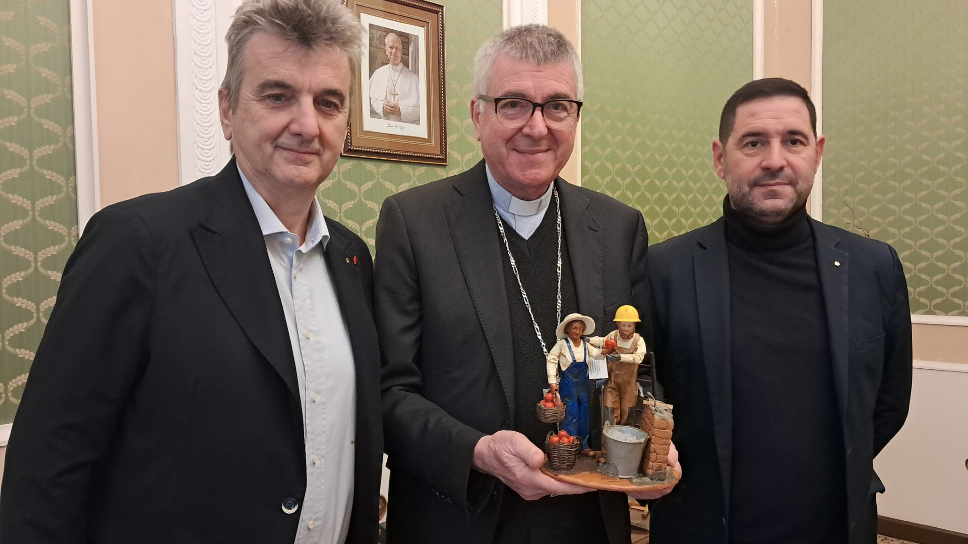 Nel presepe del vescovo i simboli del lavoro sicuro