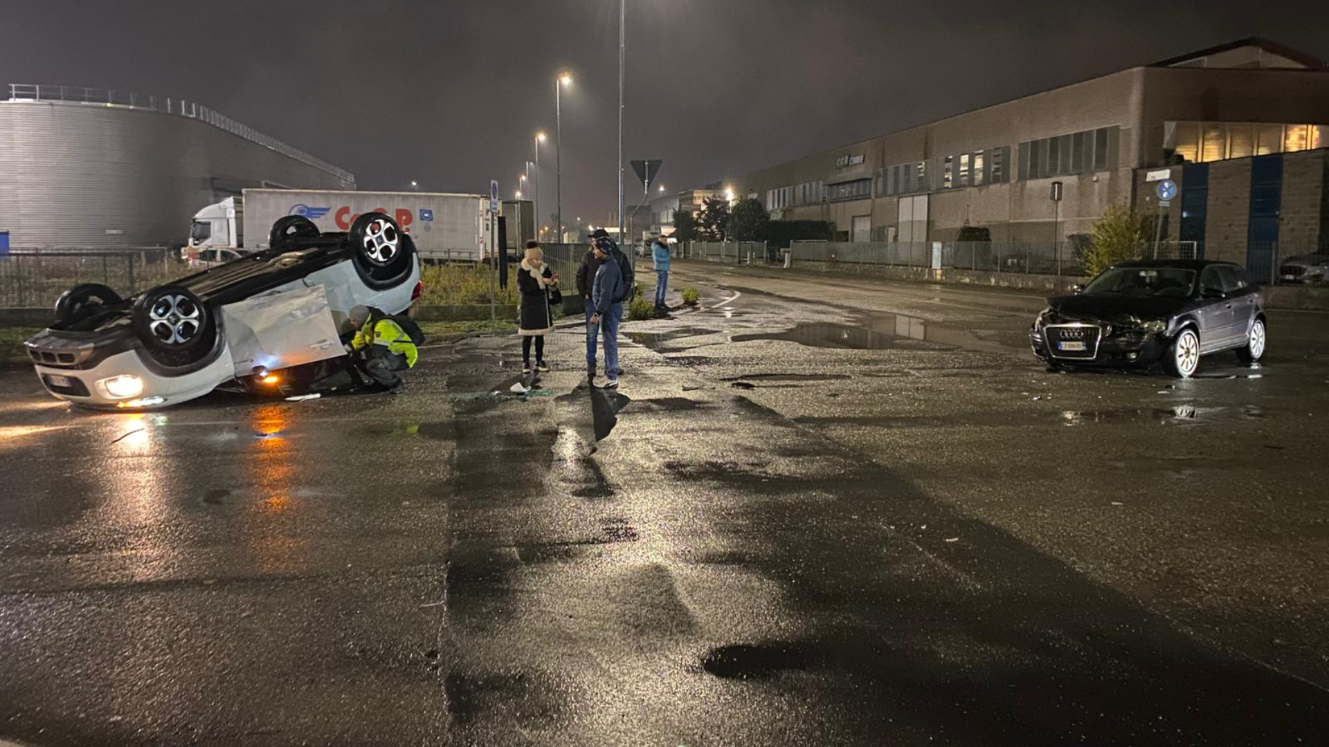 Incrocio via del Commercio-via Orsi, auto ribaltata