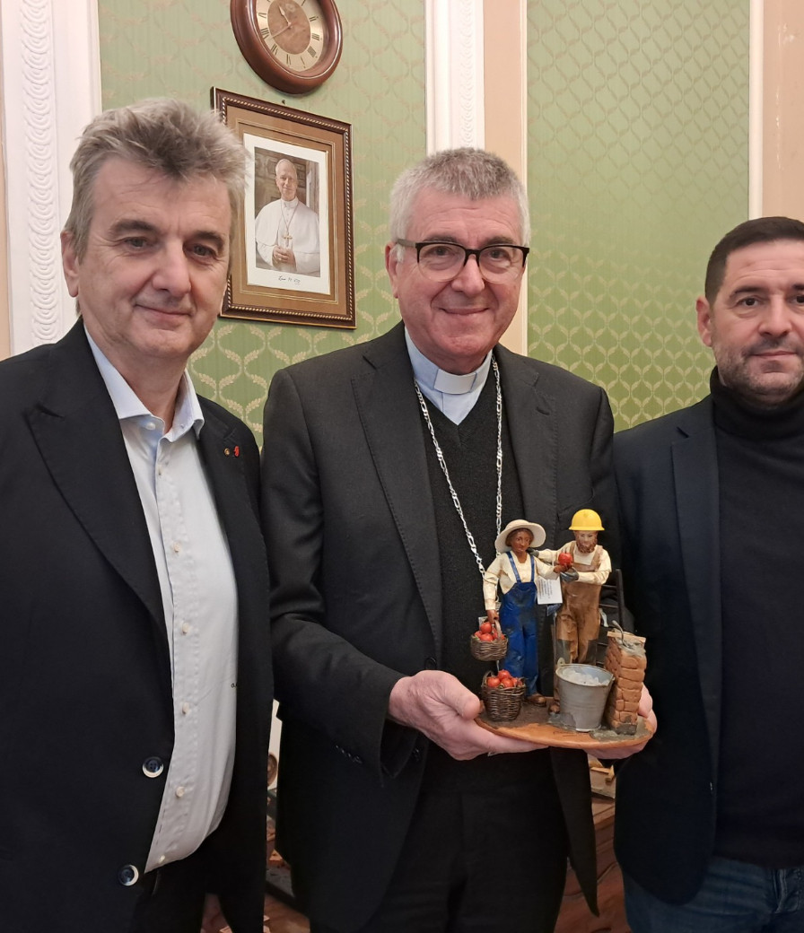 Nel presepe del vescovo i simboli del lavoro sicuro