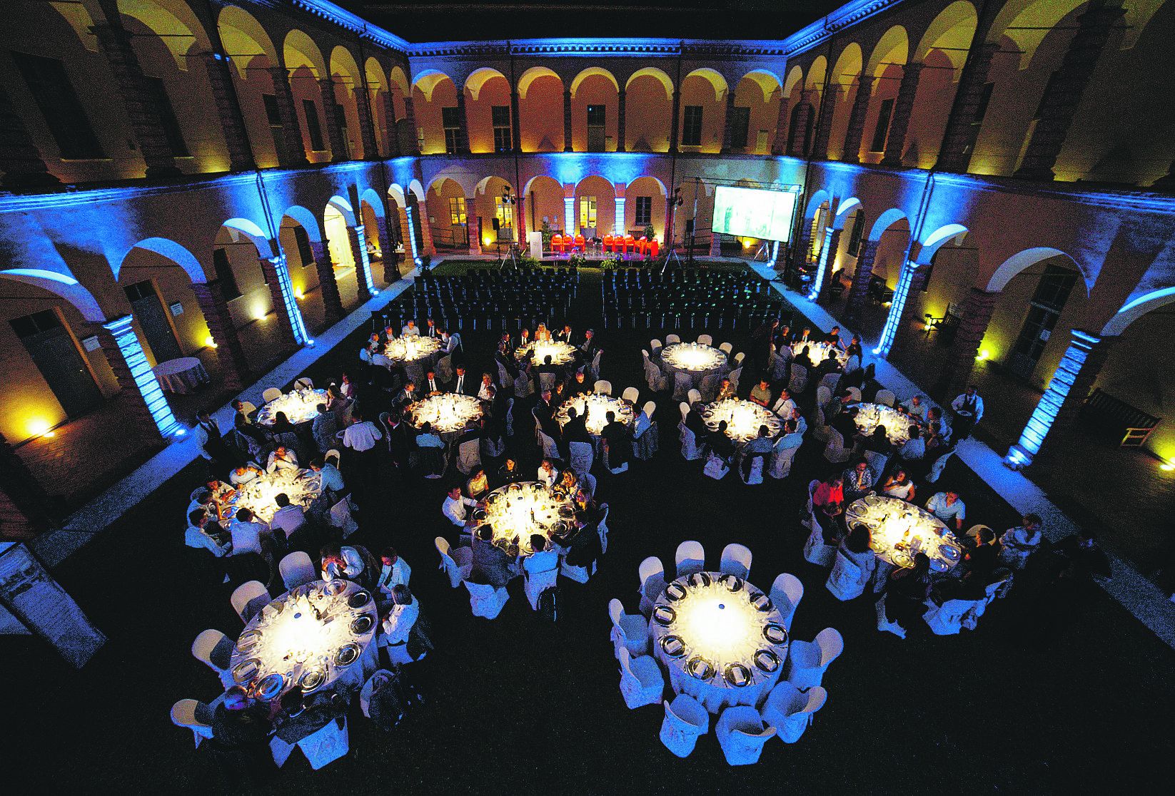 La suggestiva veduta dei chiostri di Caserma Neve lo scorso 16 settembre durante le celebrazioni dei 25 anni del Polo Territoriale di Piacenza