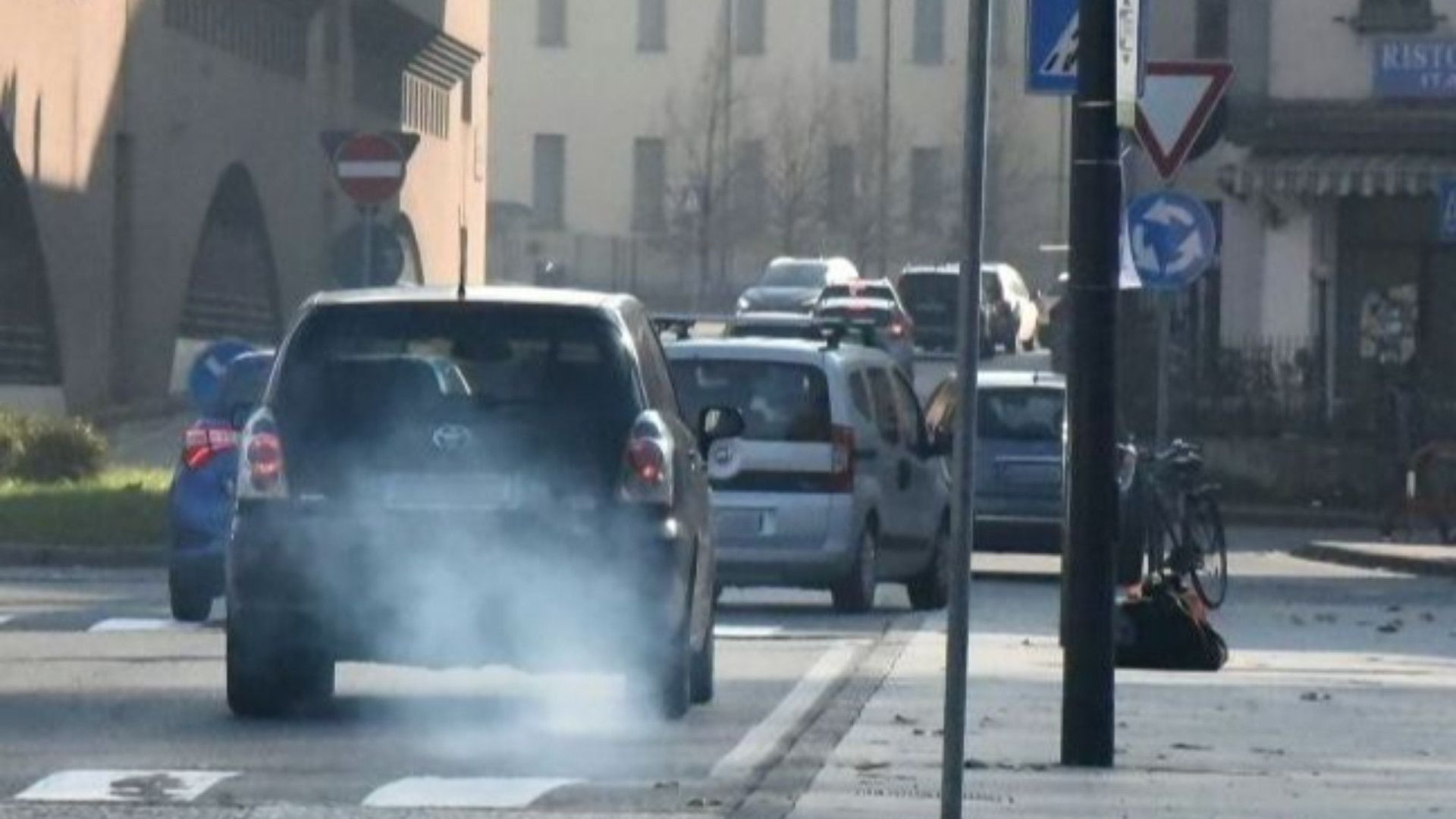 Smog, prosegue l'emergenza: limitazioni nel weekend, fino a lunedì