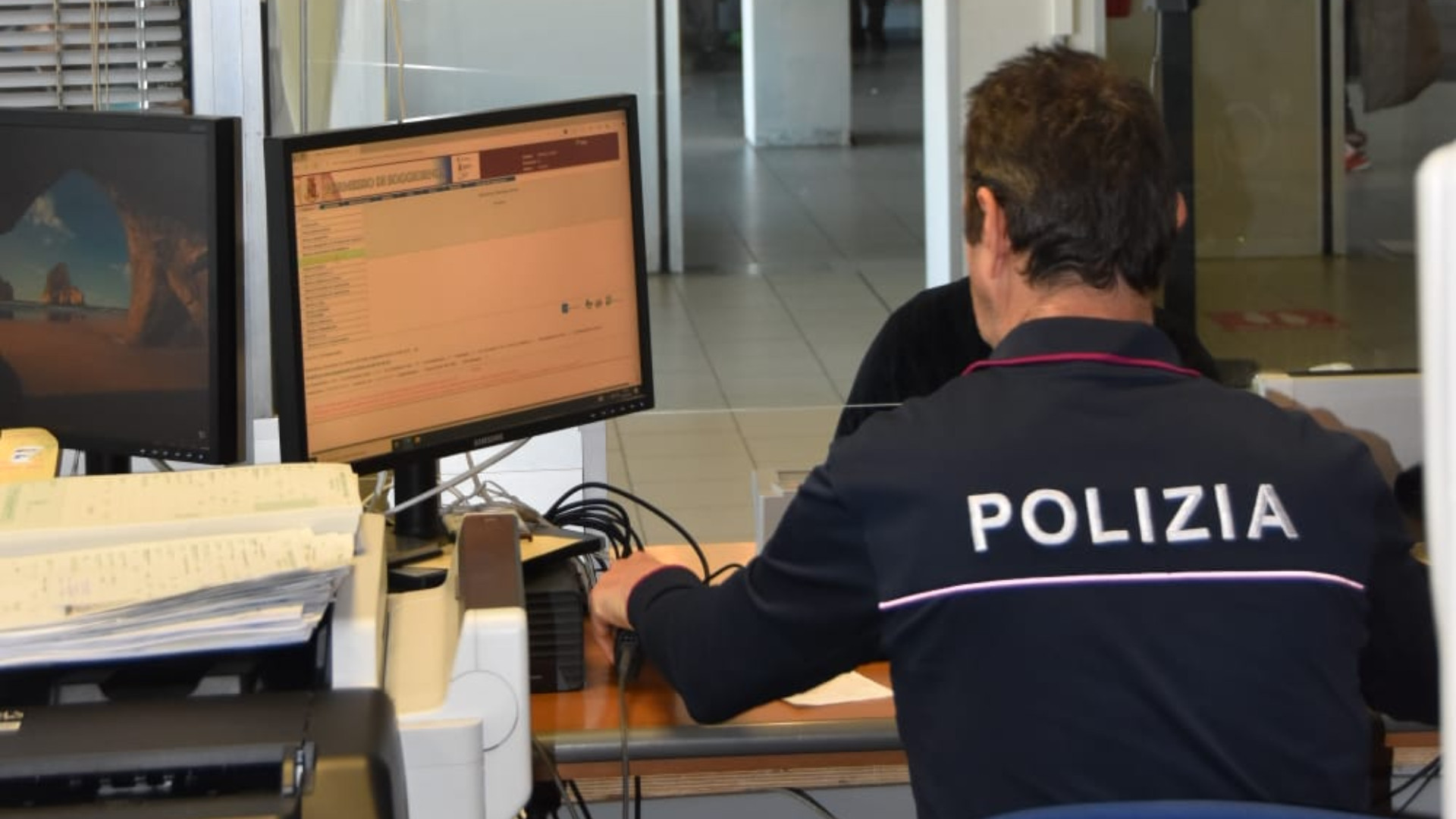 Con documenti falsi all'Ufficio immigrazione, arrestato in flagranza