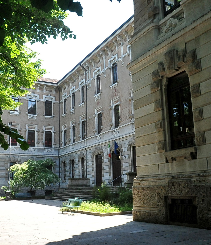 Progetti al palo per i lavori in tre scuole, il Comune revoca il contratto