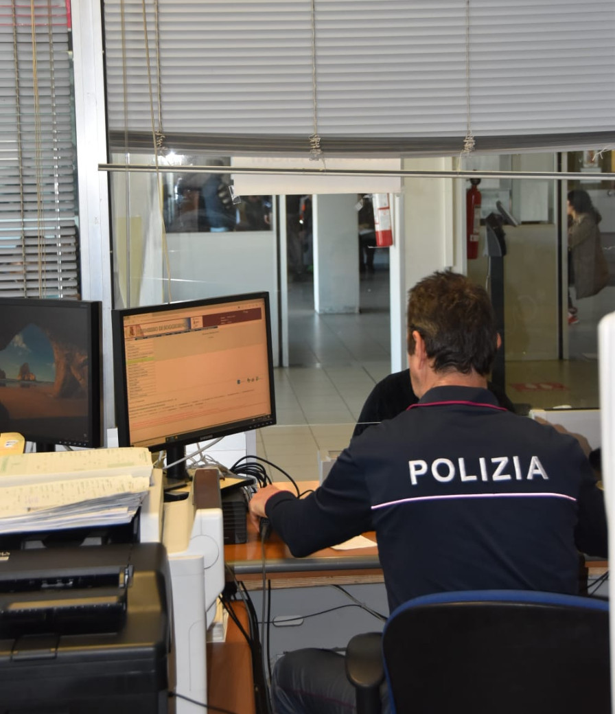 Con documenti falsi all'Ufficio immigrazione, arrestato in flagranza
