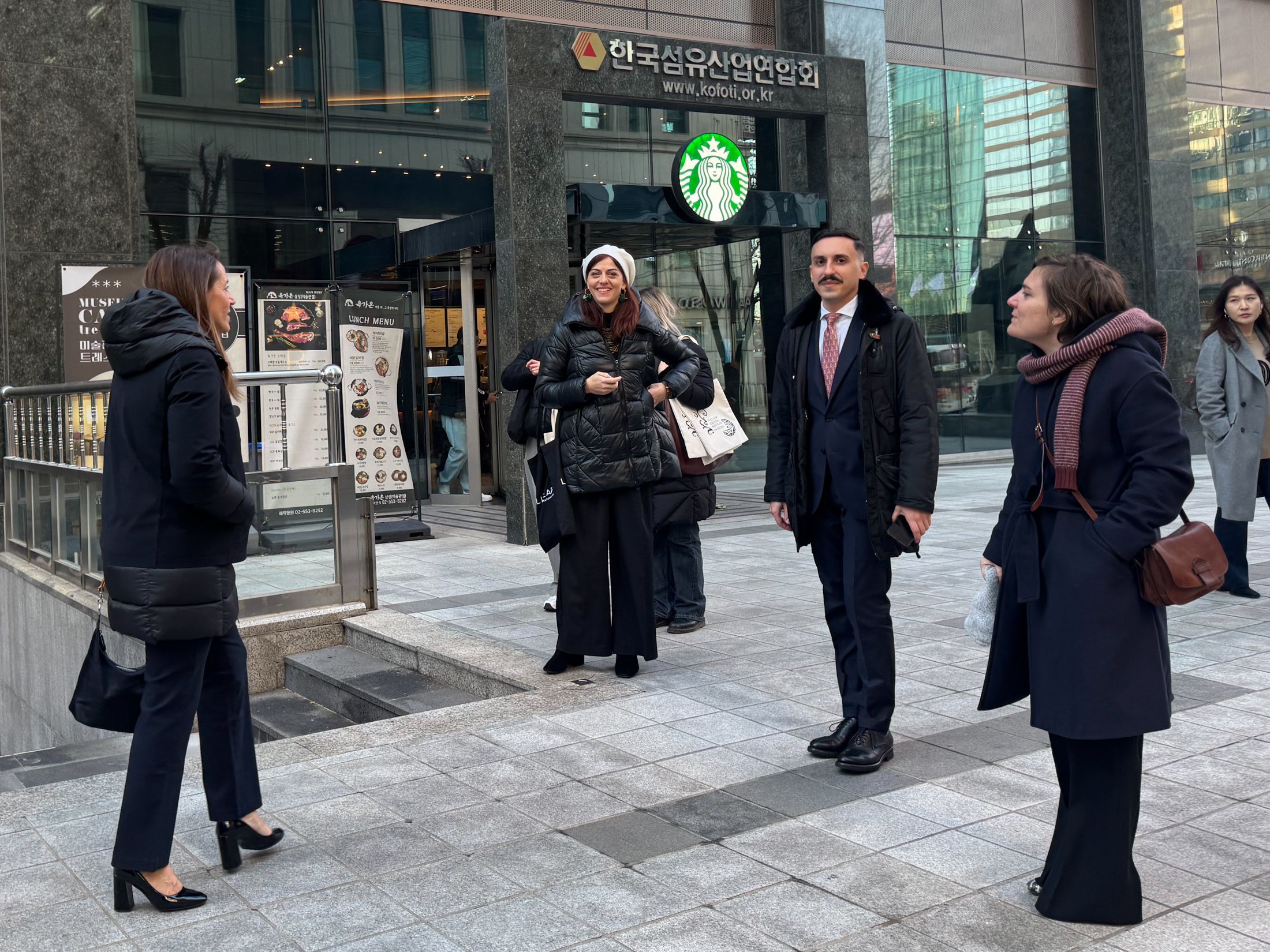 da sinistra: Katia Tarasconi, Erika Sfascìa (Istituto italiano di cultura), Andrea Ferrara (Ambasciata) e Giulia Silva  