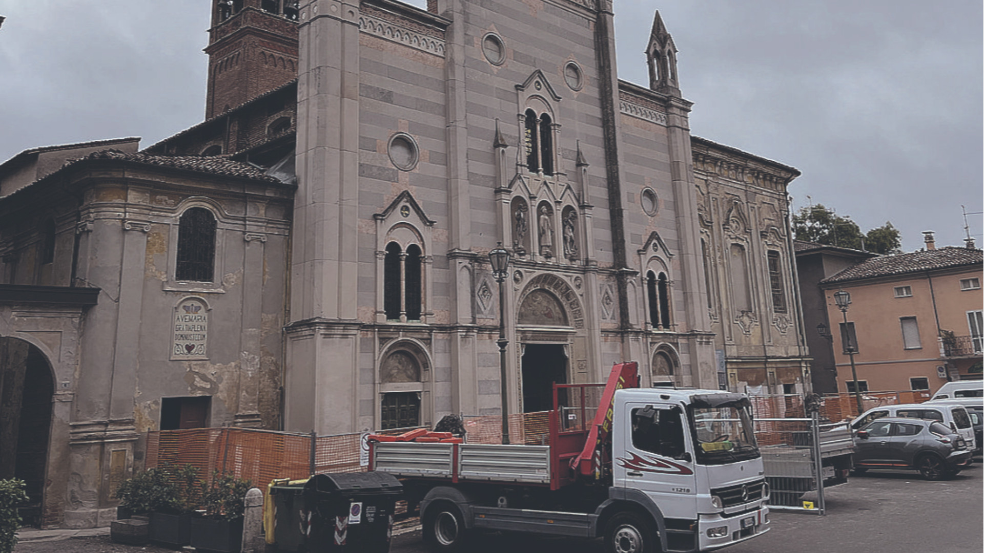 La facciata della basilica di Monticelli con la rete da cantiere: è chiusa dal 2023. FOTO PADERNI