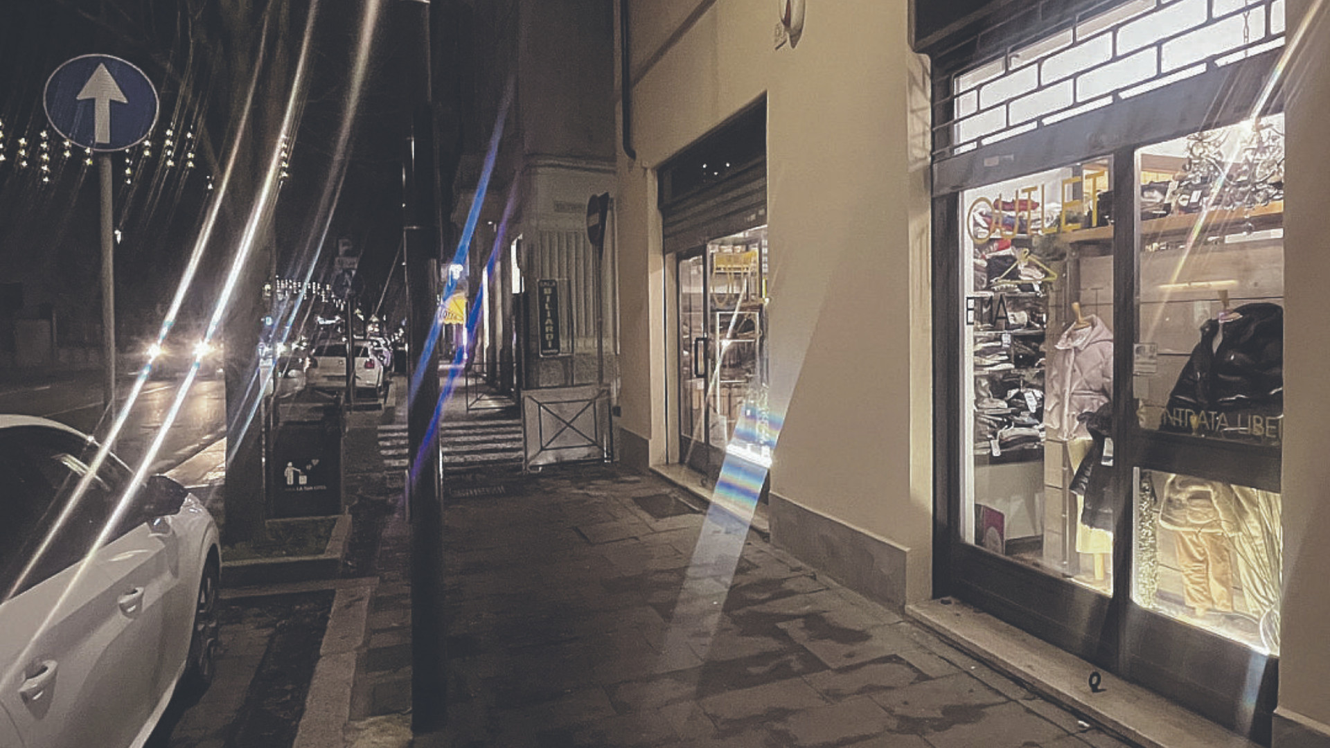 Vetrina sfondata a calci, rimane tanta paura: «Mandino l'Esercito»