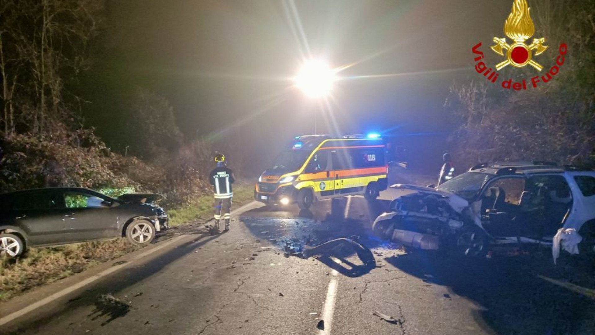 Violento frontale a Biana, tre feriti. Strada chiusa per i soccorsi