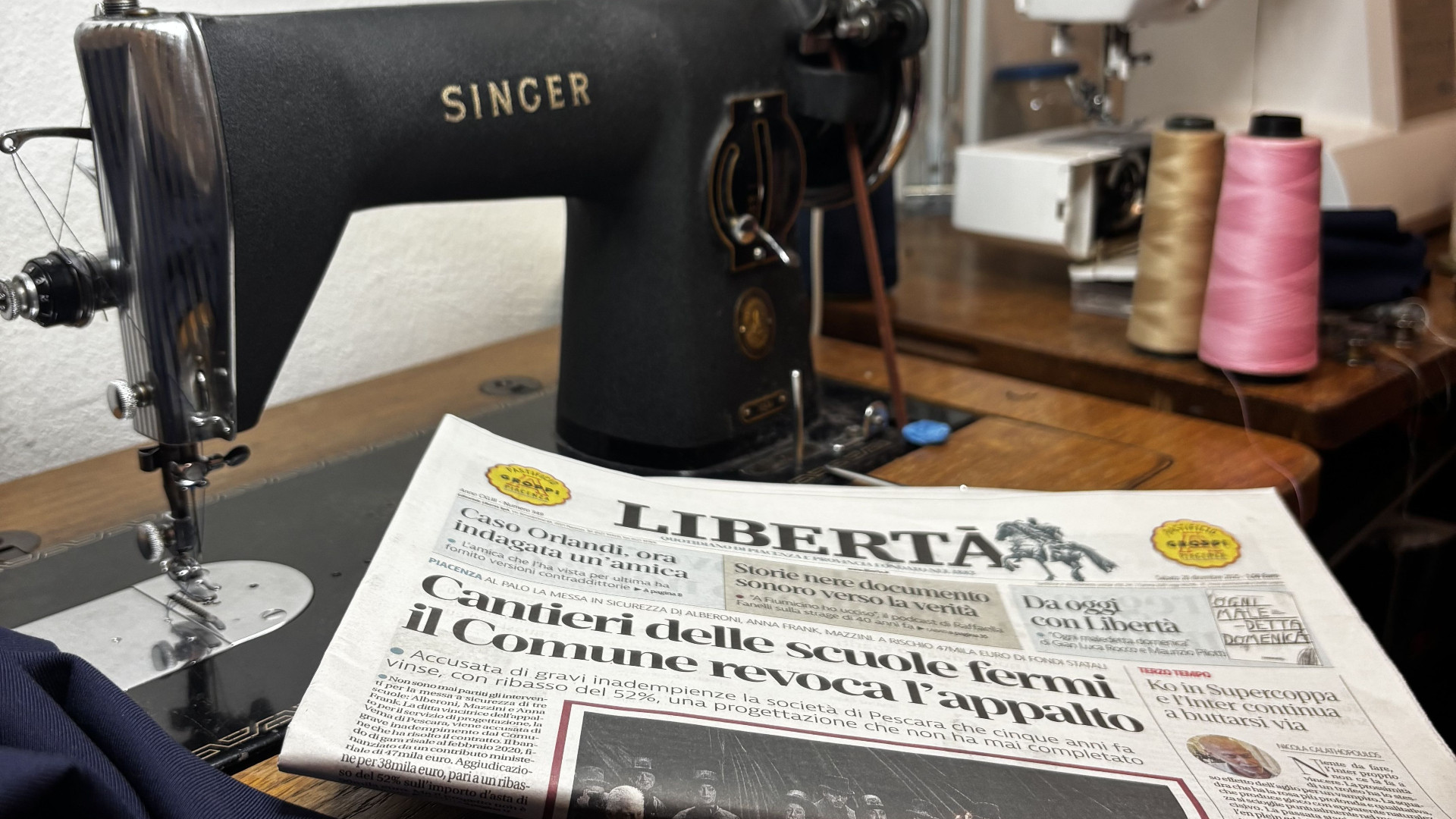 Macchina da cucire e Libertà nella merceria e sartoria di Petru Butilchin. FOTO DUANI