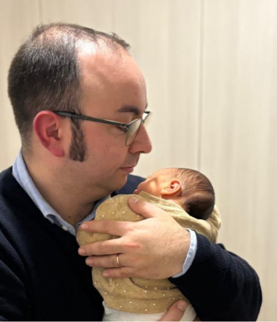 Chi diventa papà, chi nonno e chi allatta: maratona di emozioni in consiglio