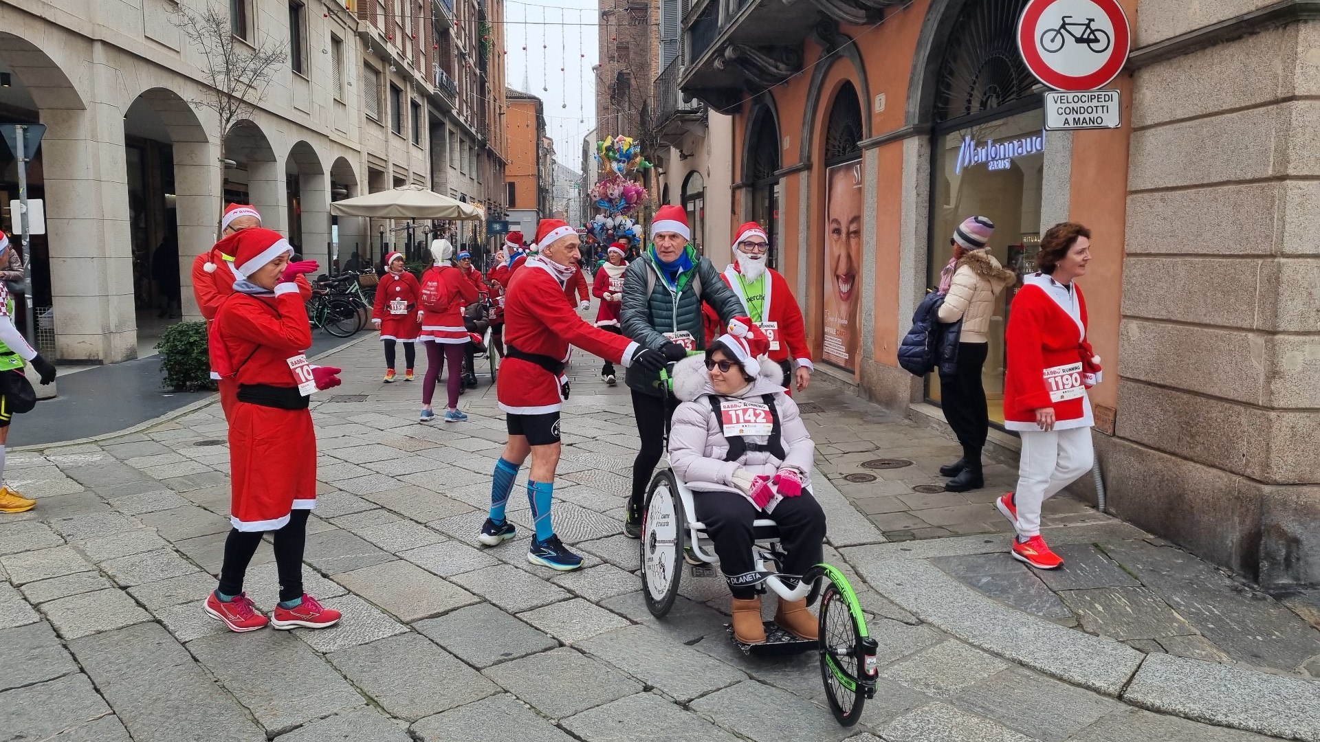 La Babbo Running fa il pieno, oltre 500 i Santa Claus piacentini
