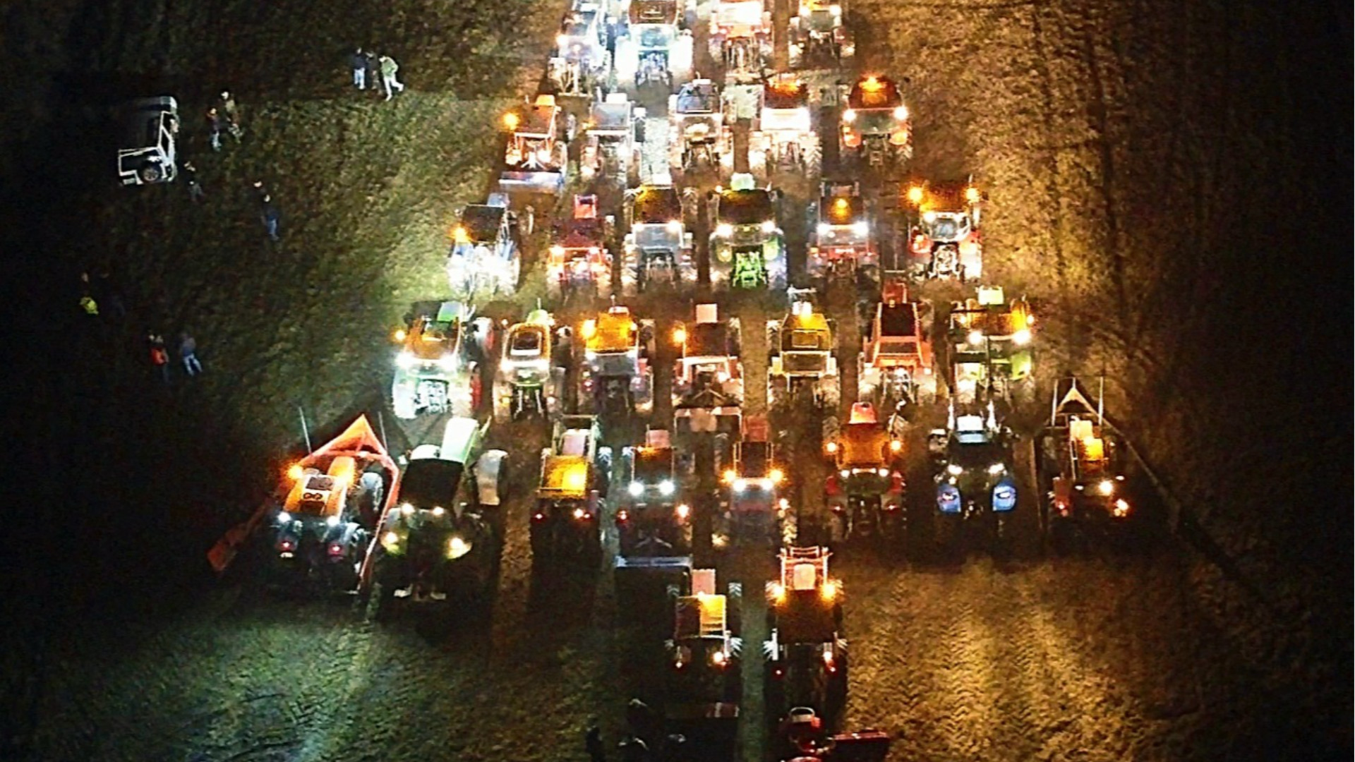Albero di Natale fatto con i trattori. «Per ricordarvi della montagna»