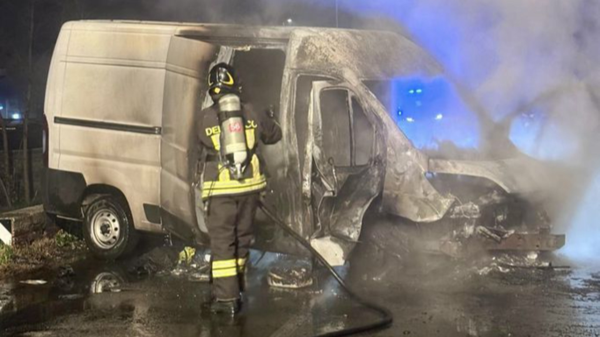 Salvo nel furgone in fiamme dopo lo schianto