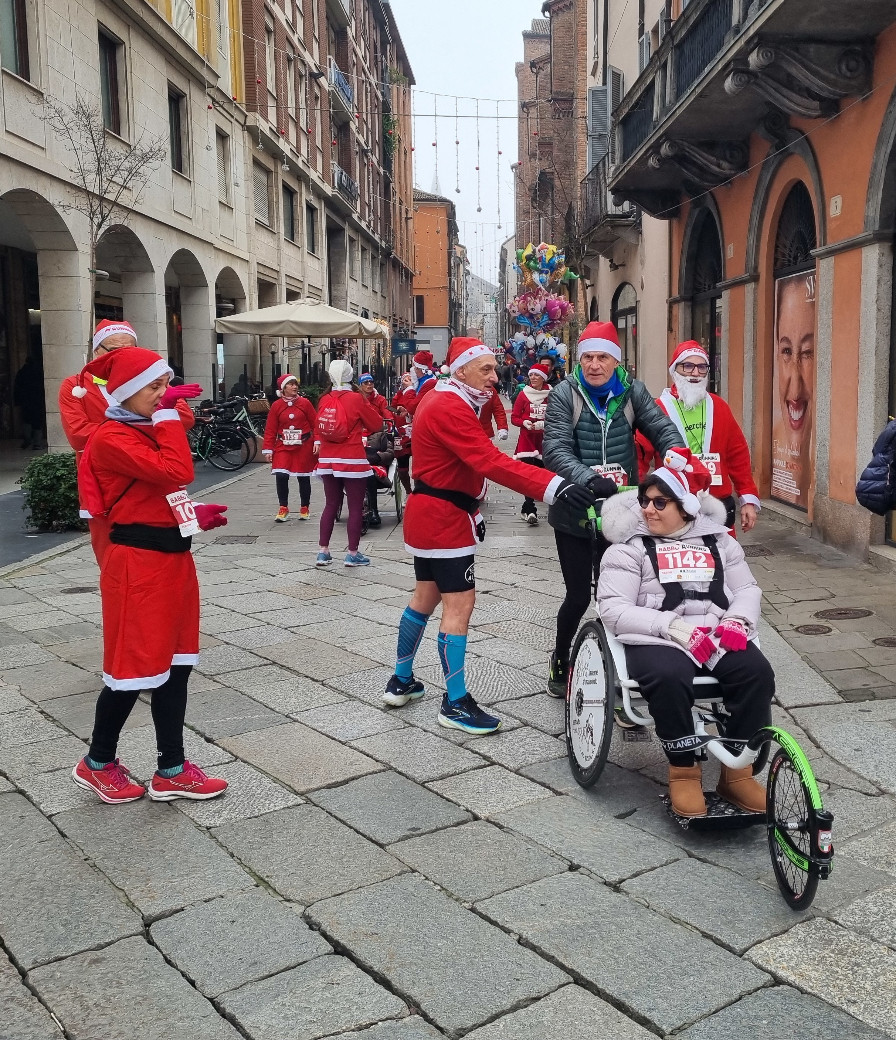 La Babbo Running fa il pieno, oltre 500 i Santa Claus piacentini