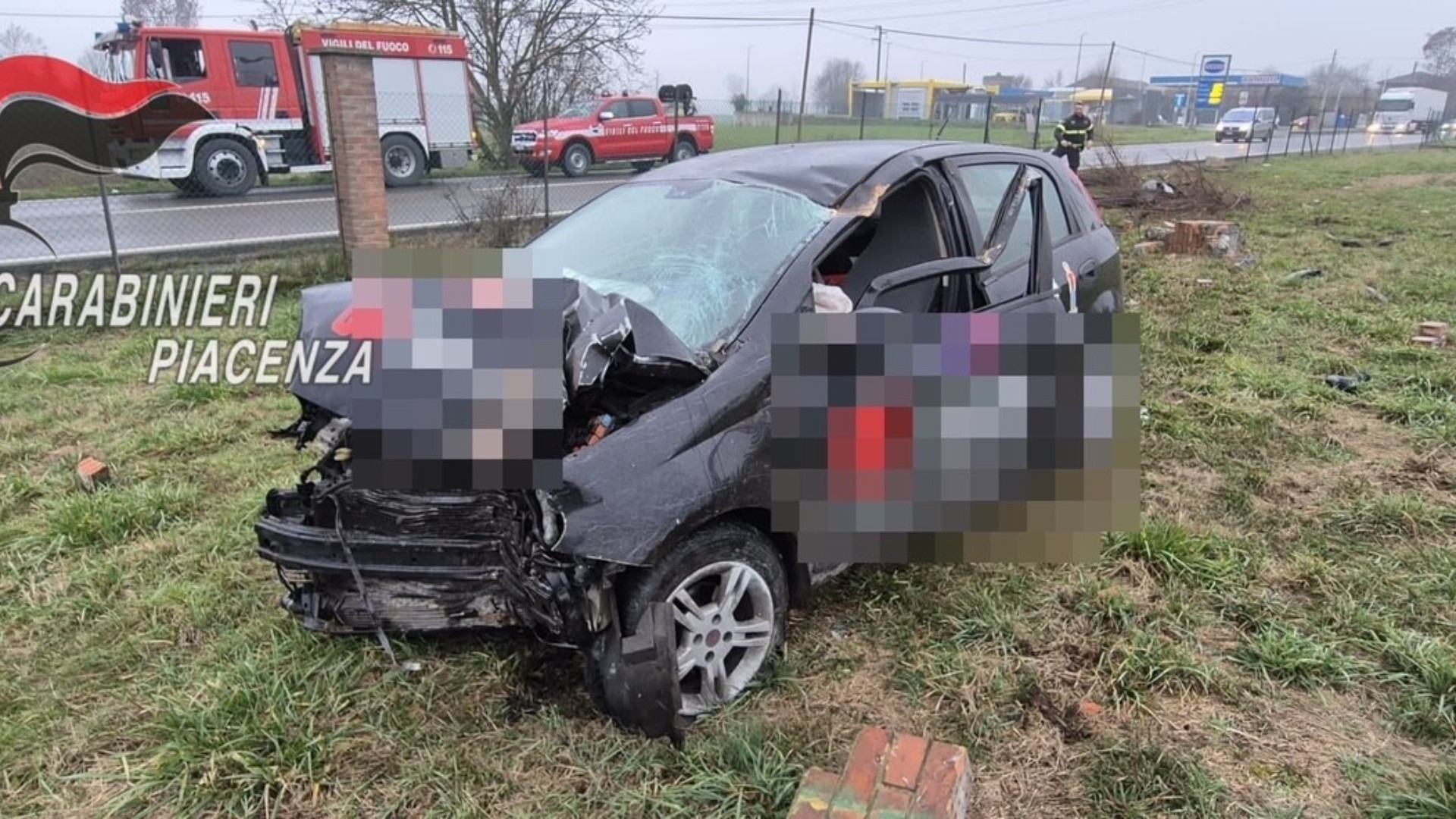 Tampona un'auto che vola fuori strada: denunciato ubriaco al volante