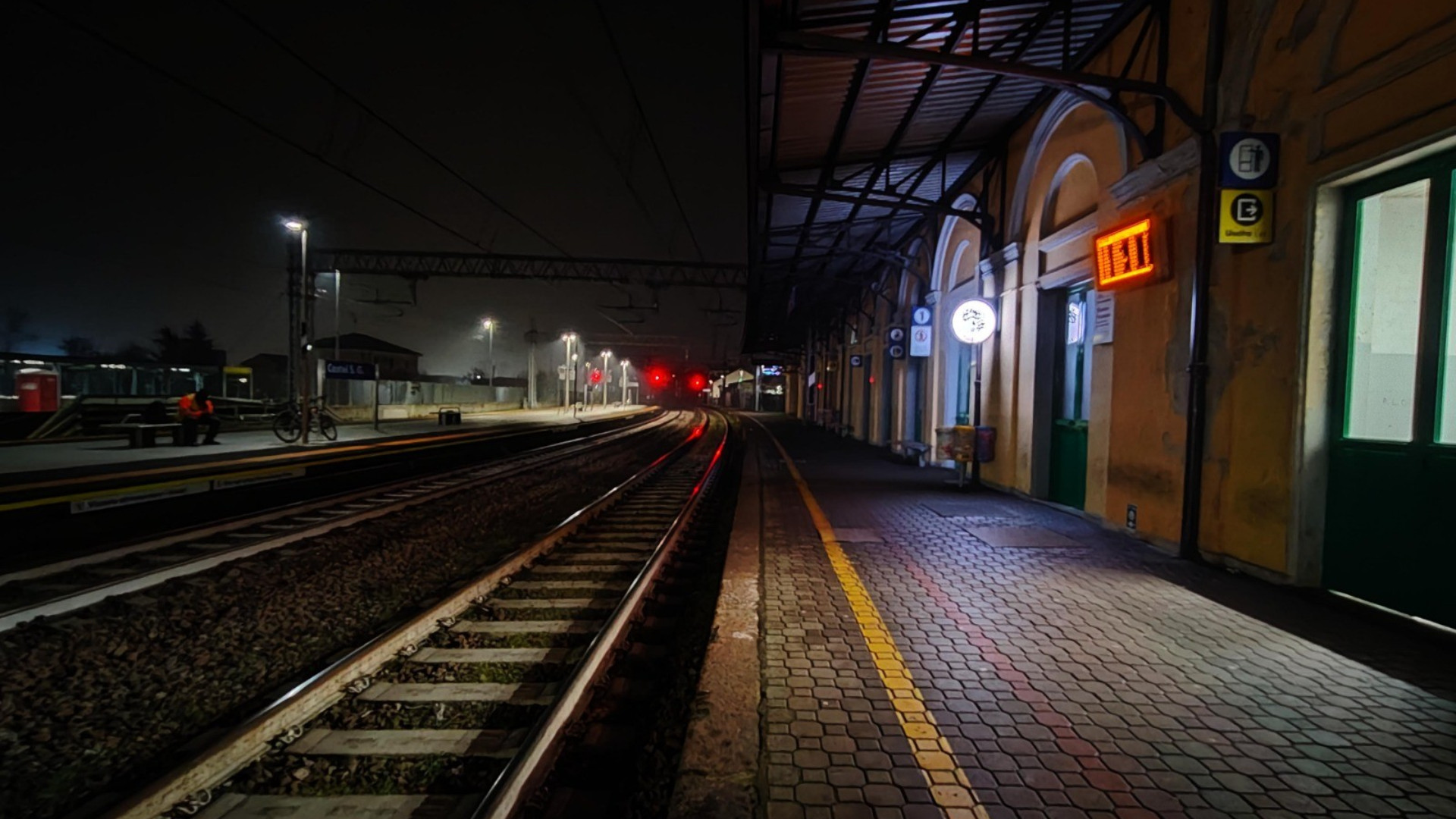 A Castel San Giovanni stazione al buio e ascensore fermo: problemi per i pendolari