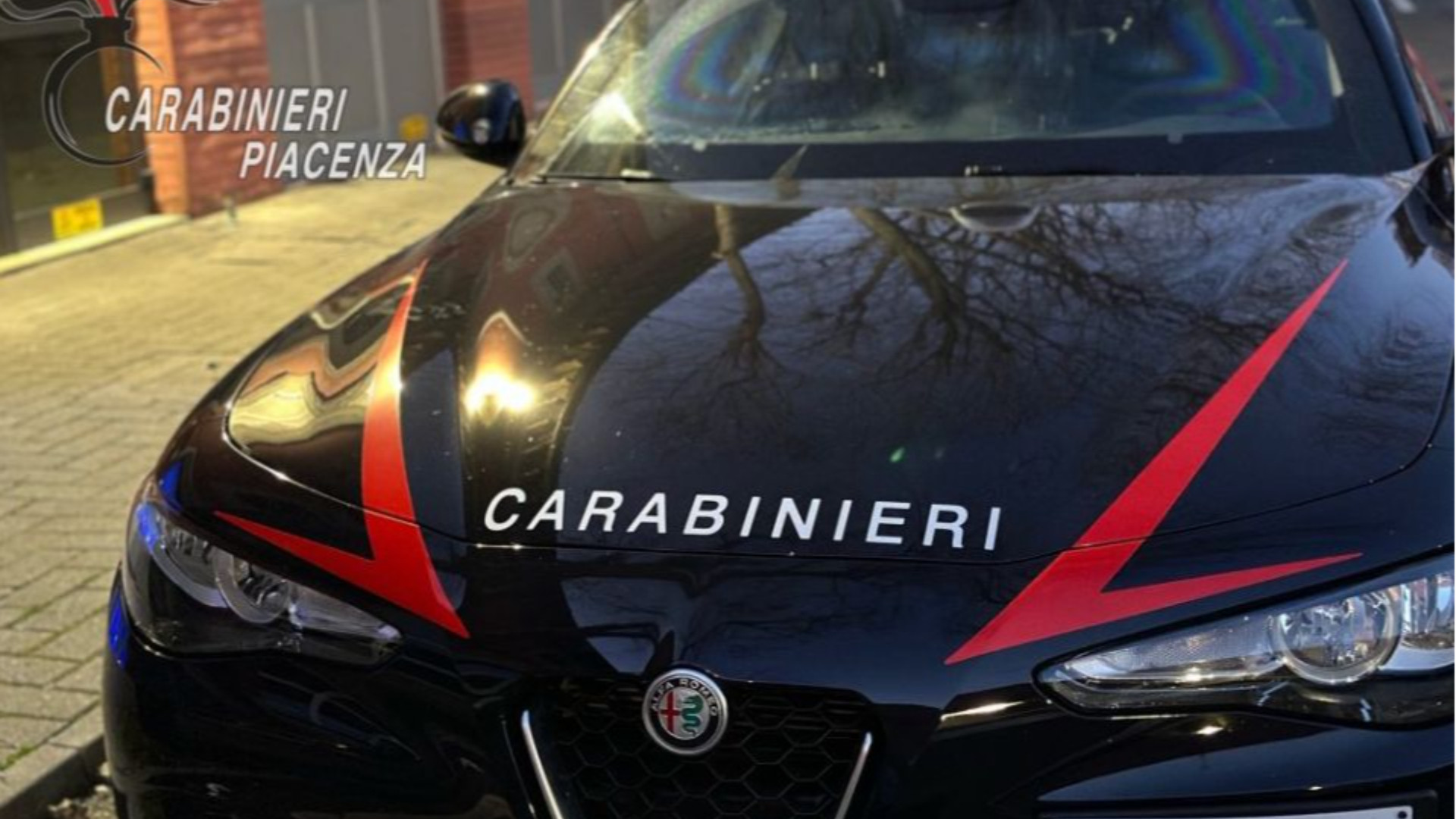 Ignora i divieti e minaccia compagna e figli minori: arrestato