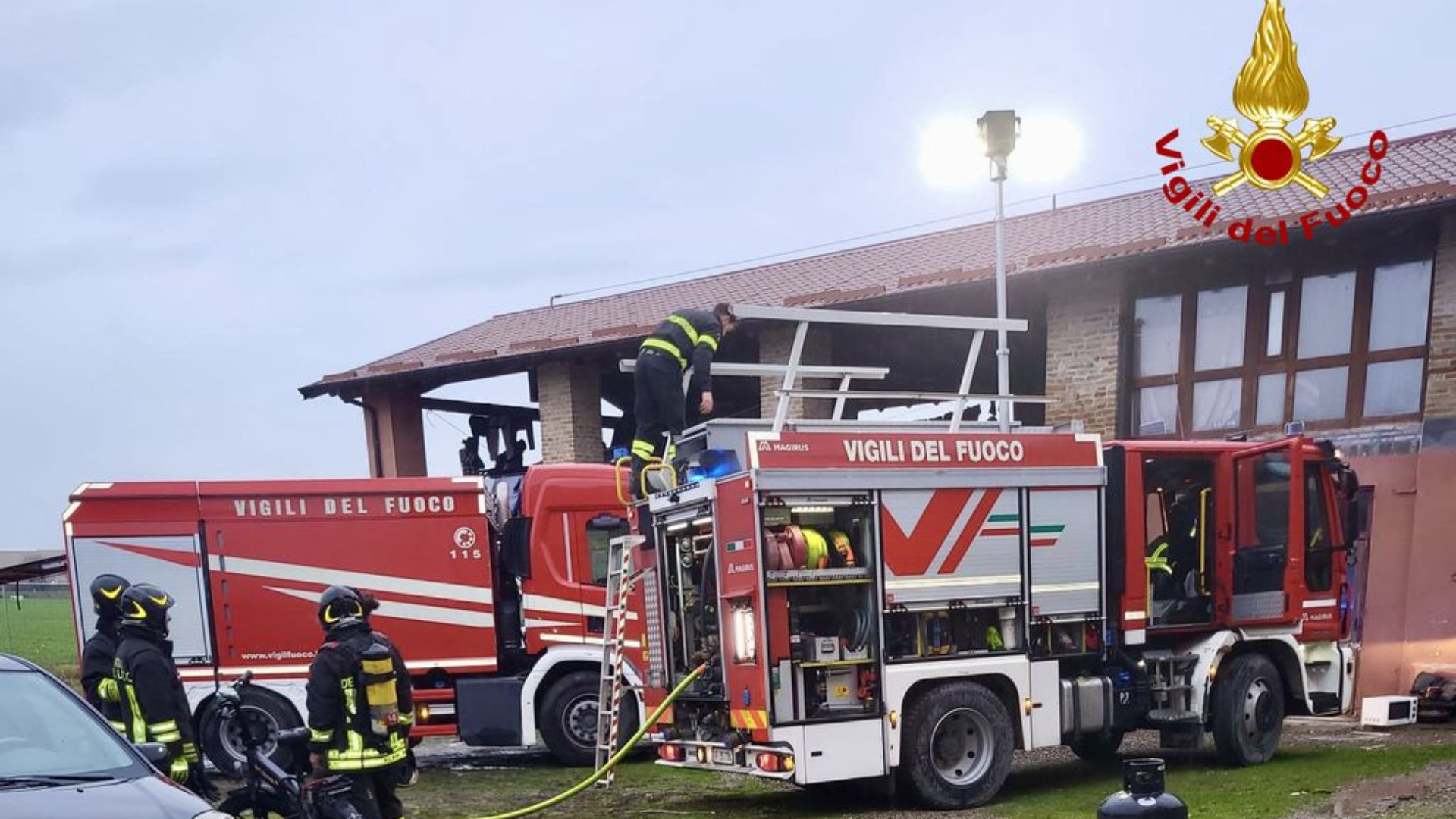Incendio in un centro di accoglienza, tre intossicati