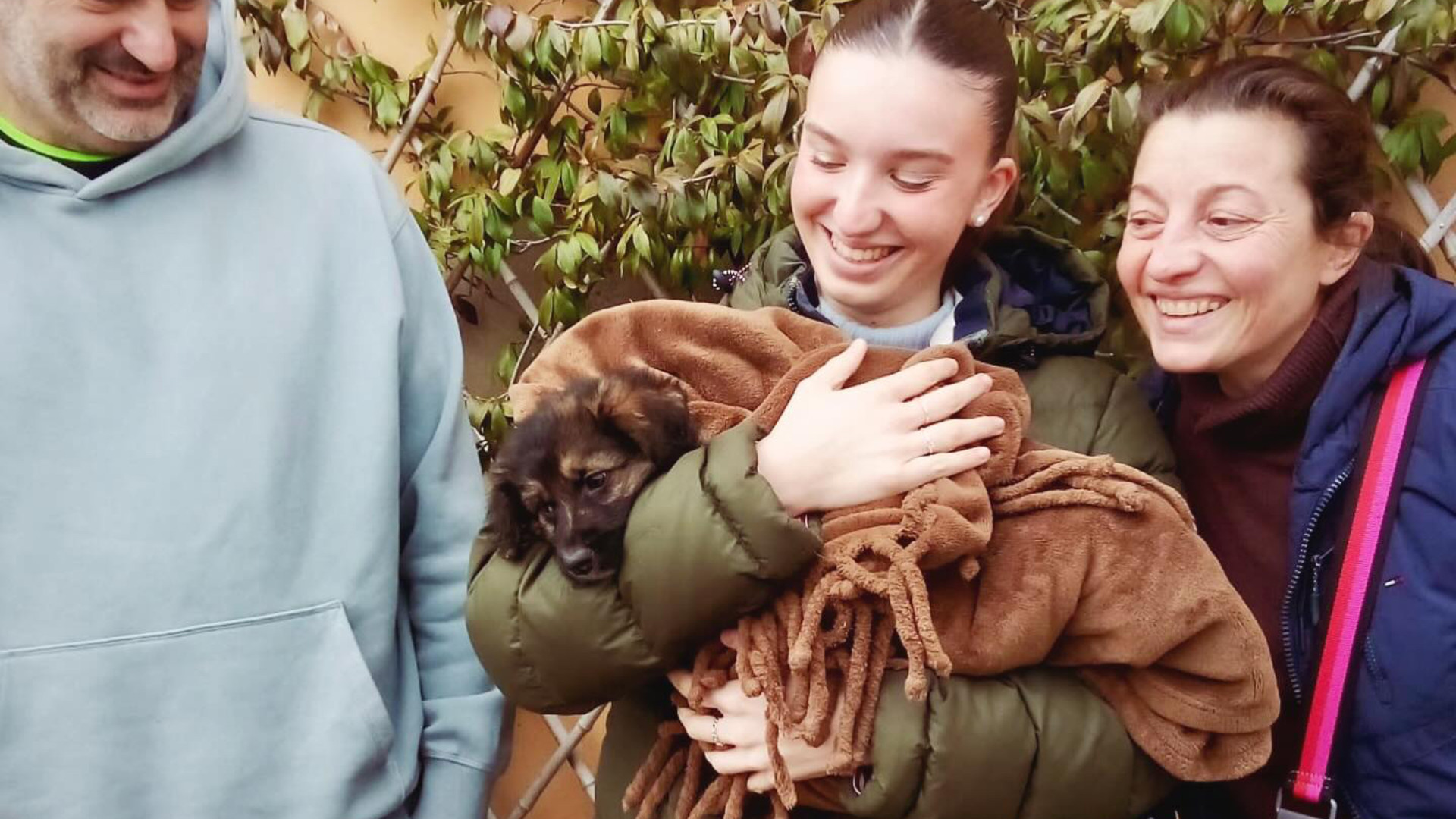 Una delle famiglie adottive con un cucciolo