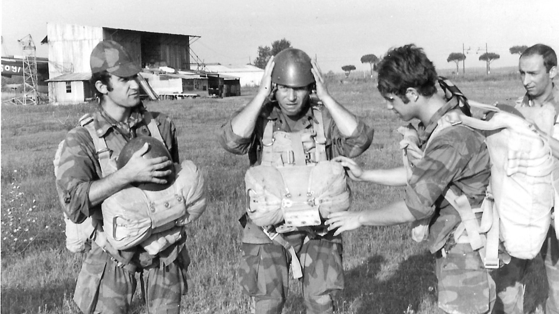 Al centro il parà piacentino Carlo Dordoni