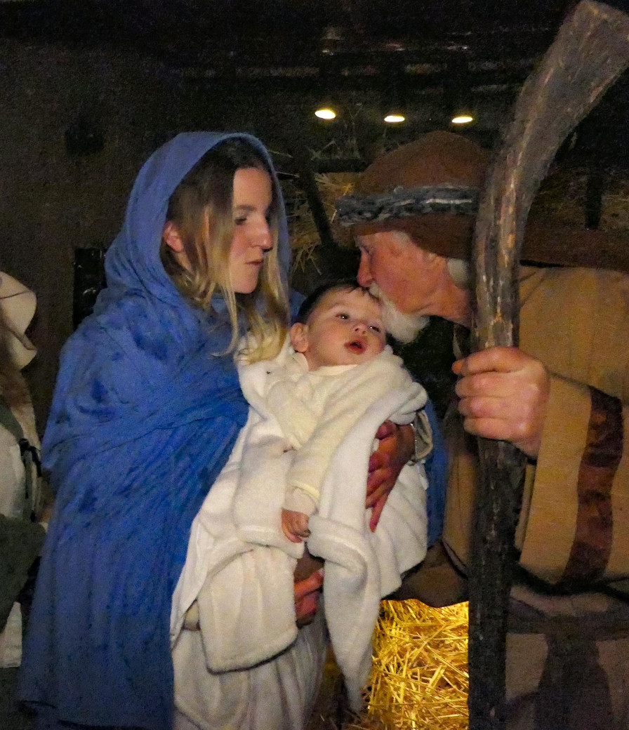 A Rivalta il presepe sotto la pioggia come nel set di un film