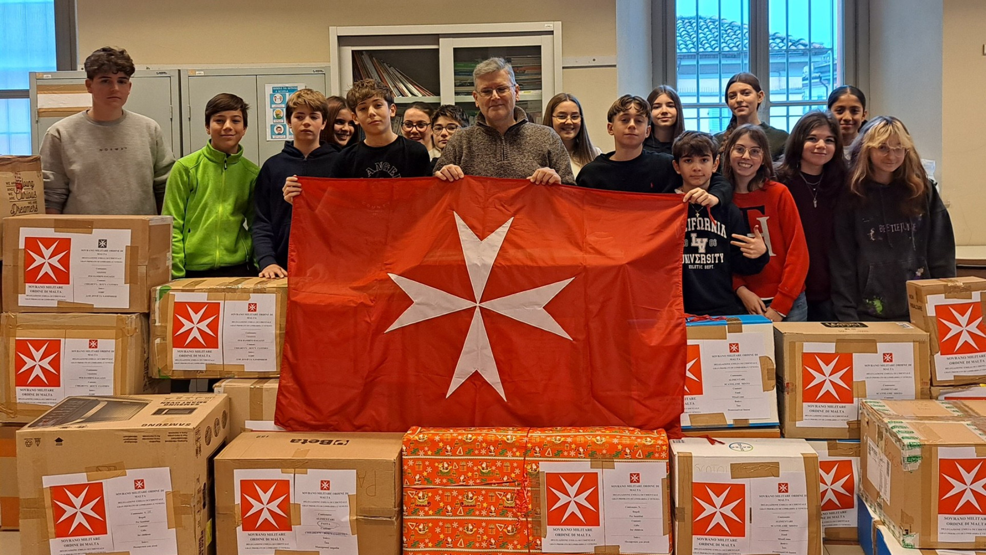 Dalle scuole di Piacenza 60 scatoloni di aiuti per l'Ucraina