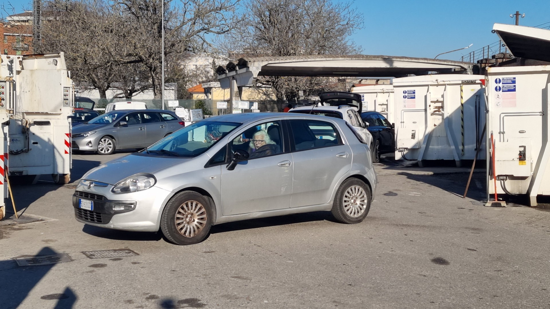 Isole ecologiche intasate con i rifiuti delle feste