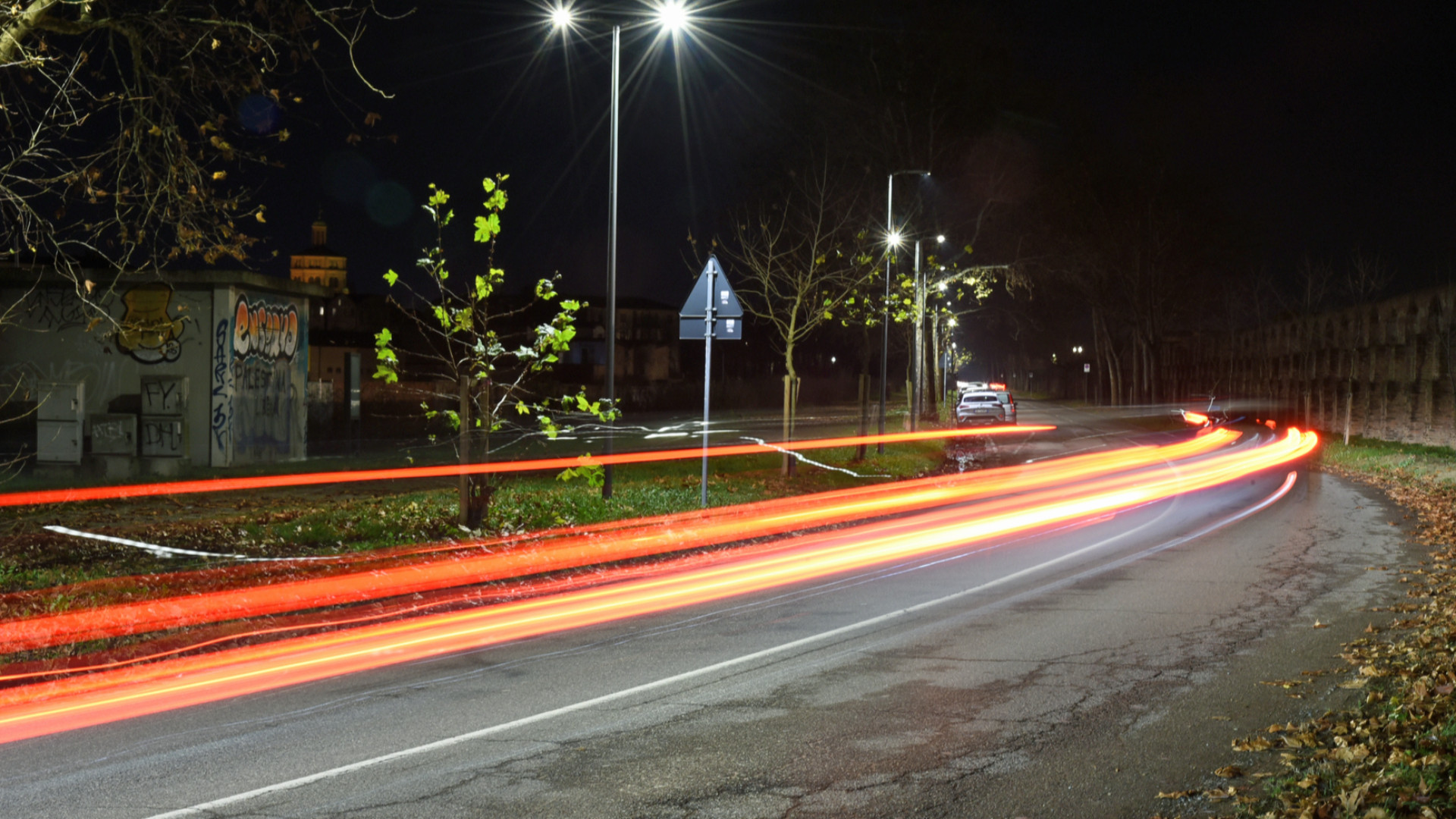 Sfide tra auto a folle velocità lungo i viali Maculani e Tramello