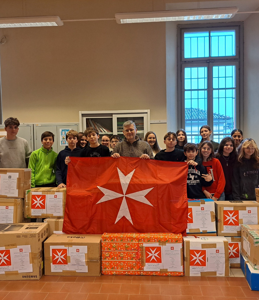 Dalle scuole di Piacenza 60 scatoloni di aiuti per l'Ucraina