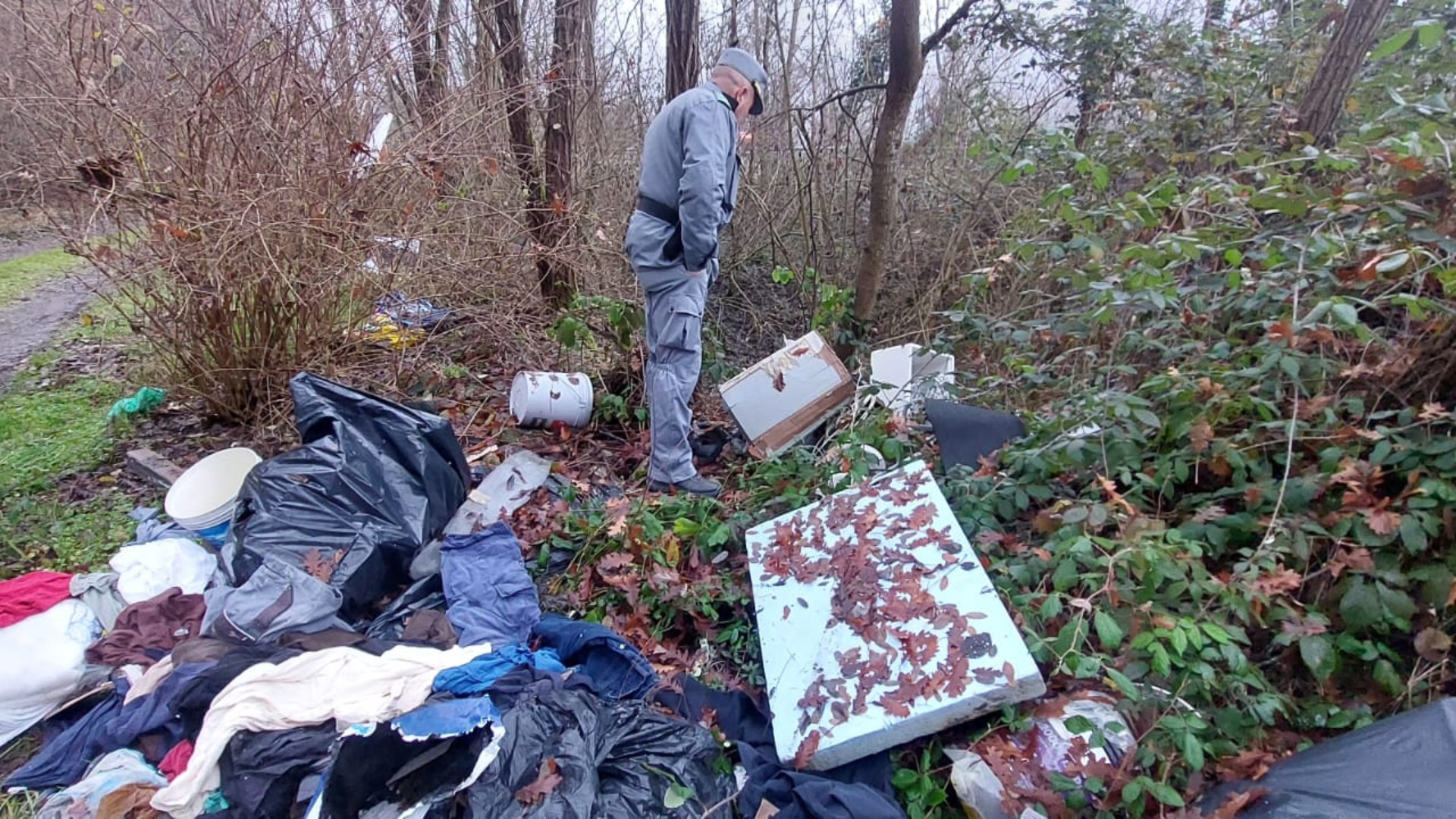 Rifiuti abbandonati nel Trebbia: sacchi, mobili e batterie tra boschi e spiagge