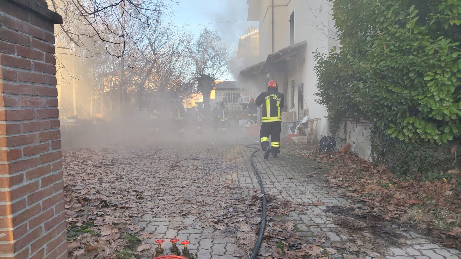 Incendio divampa in casa a Nibbiano: vigili del fuoco in azione
