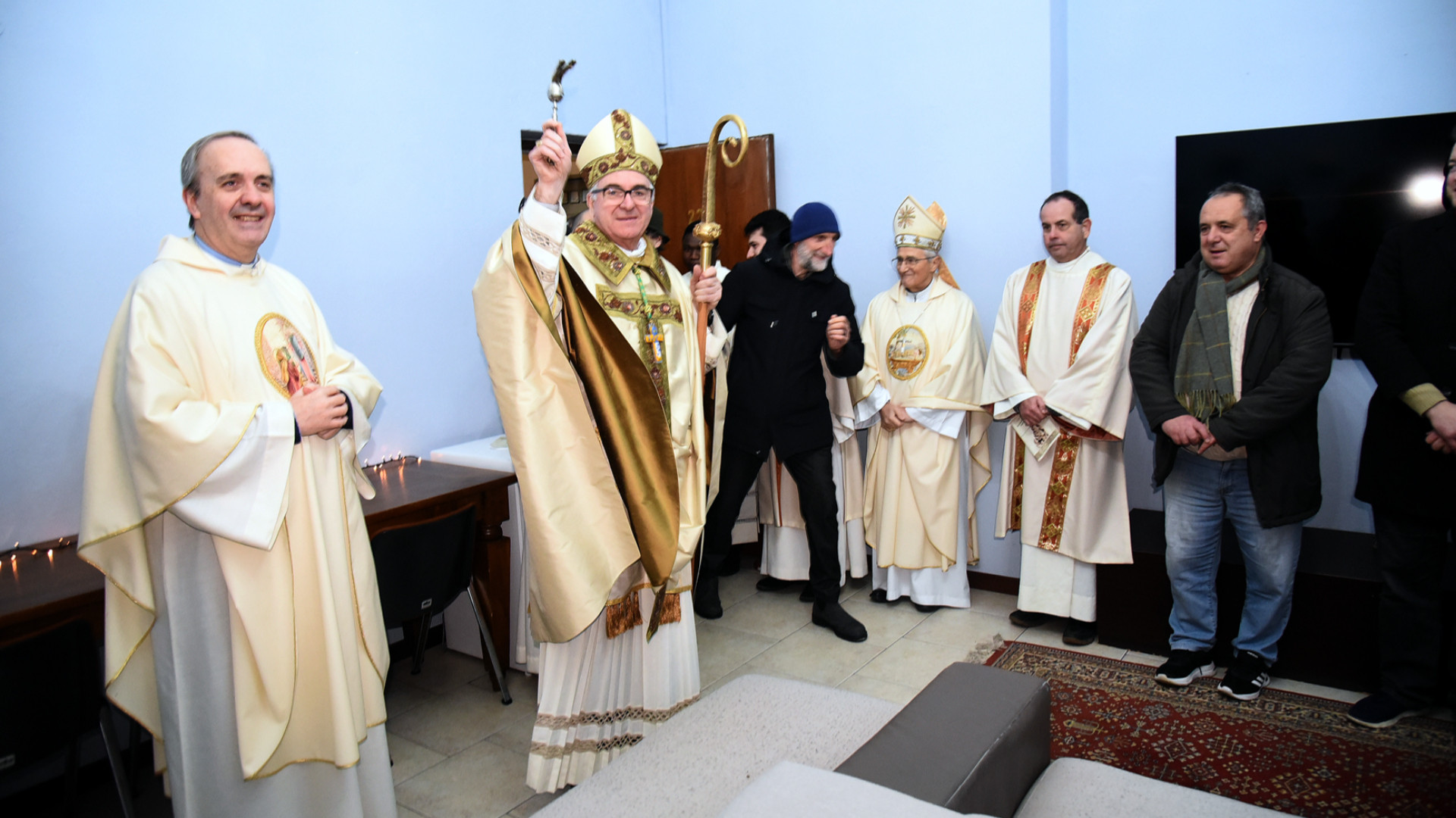 La benedizione dei locali in piazzale delle Crociate da parte del vescovo Cevolotto